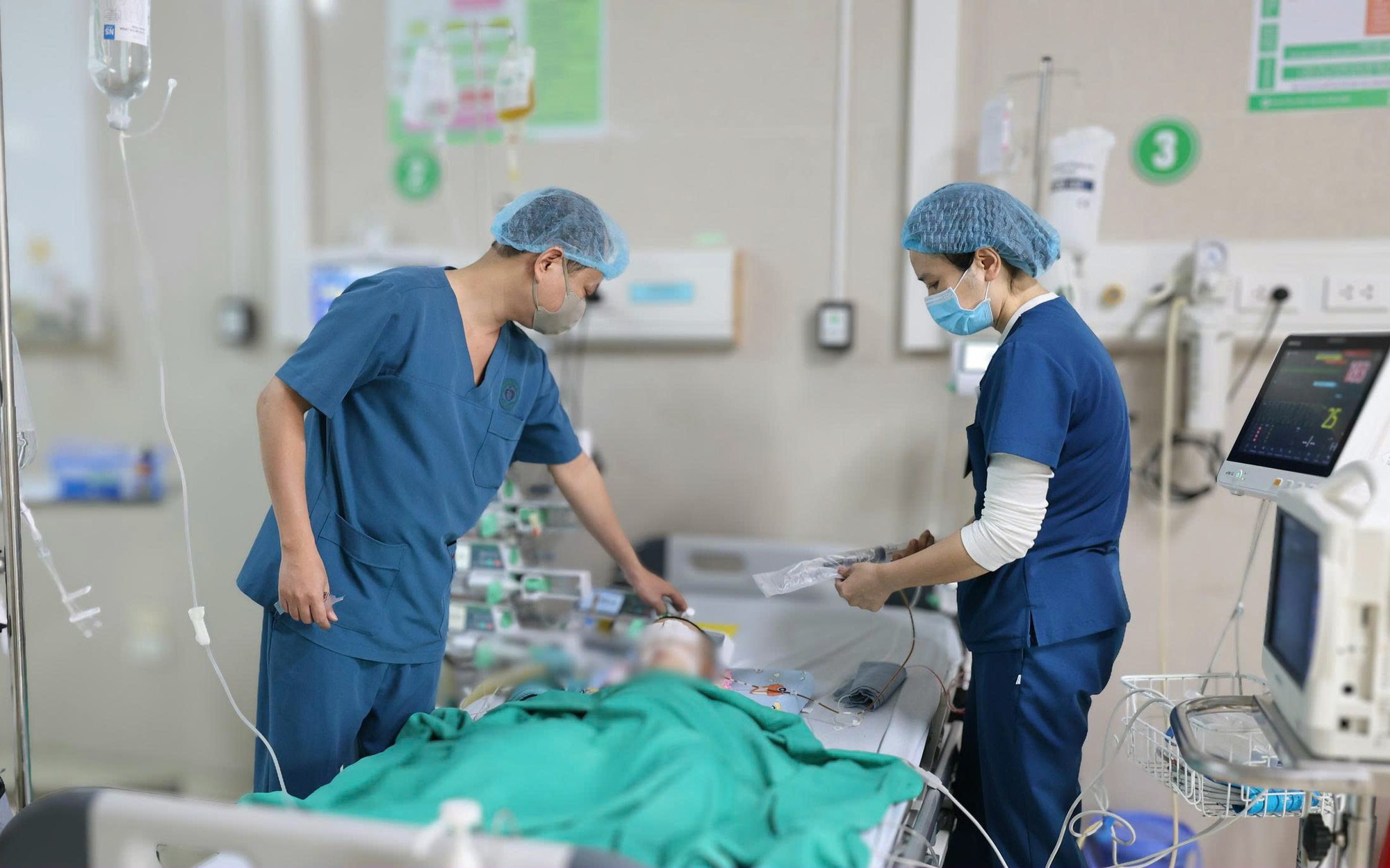B&aacute;c sĩ Bệnh viện Sản Nhi Ninh B&igrave;nh chạy đua với "tử thần", gi&agrave;nh lại nhịp tim cho b&eacute; 3 tuổi đuối nước