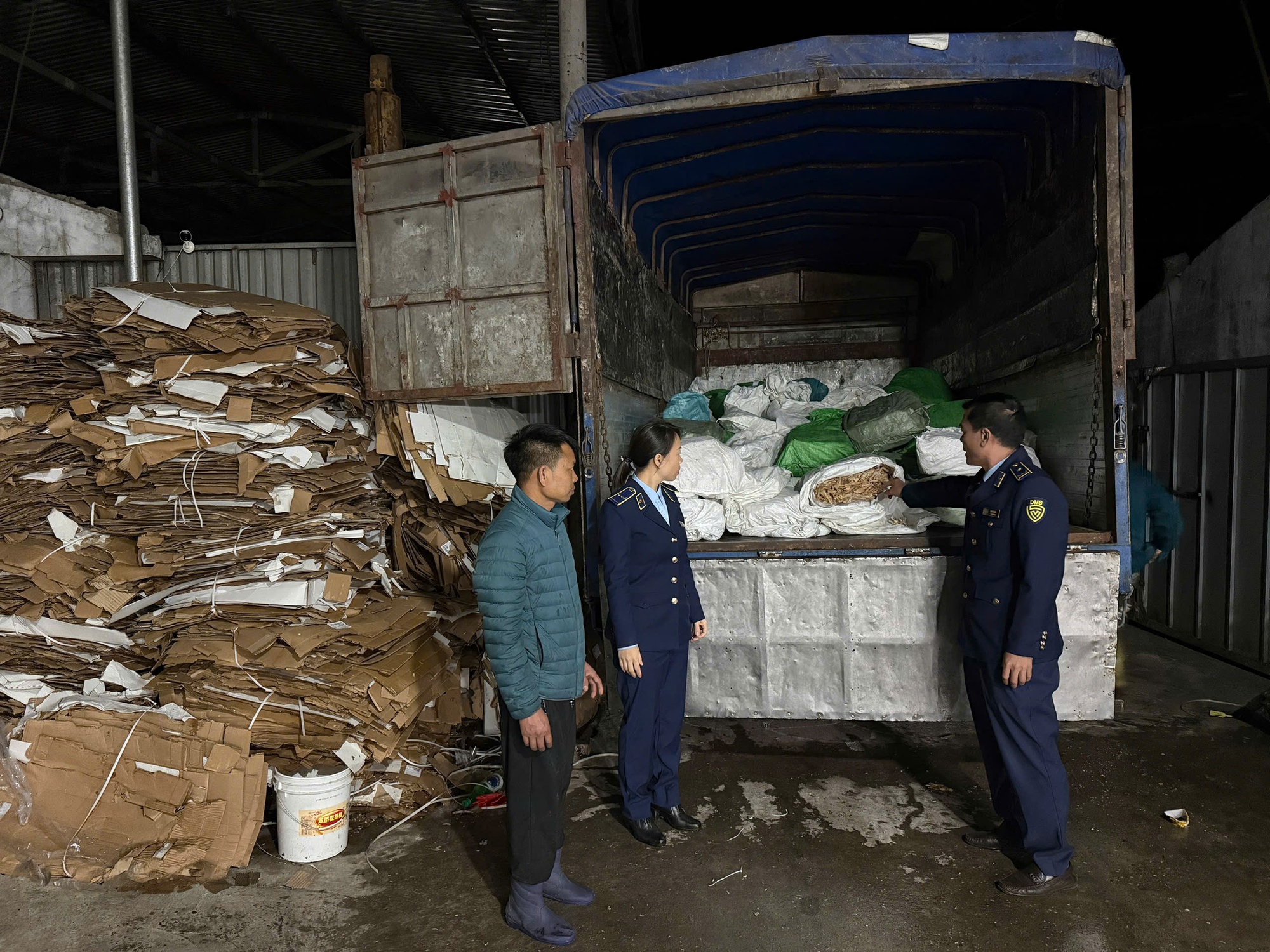 Ph&aacute;t hiện hơn 3 tấn ch&acirc;n g&agrave; đ&ocirc;ng lạnh trong bao dứa kh&ocirc;ng r&otilde; nguồn gốc- Ảnh 1.