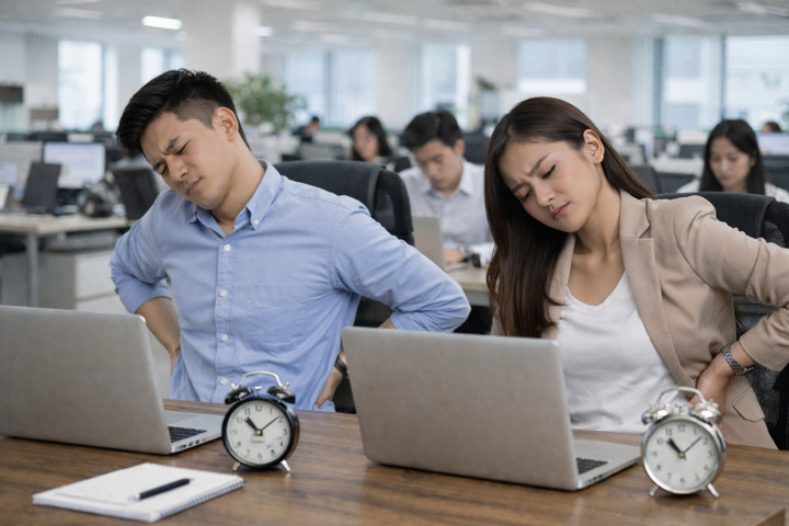 Ngồi văn ph&ograve;ng 10 tiếng/ng&agrave;y, nhiều người 30 tuổi đ&atilde; tho&aacute;t vị đĩa đệm - Ảnh 1.