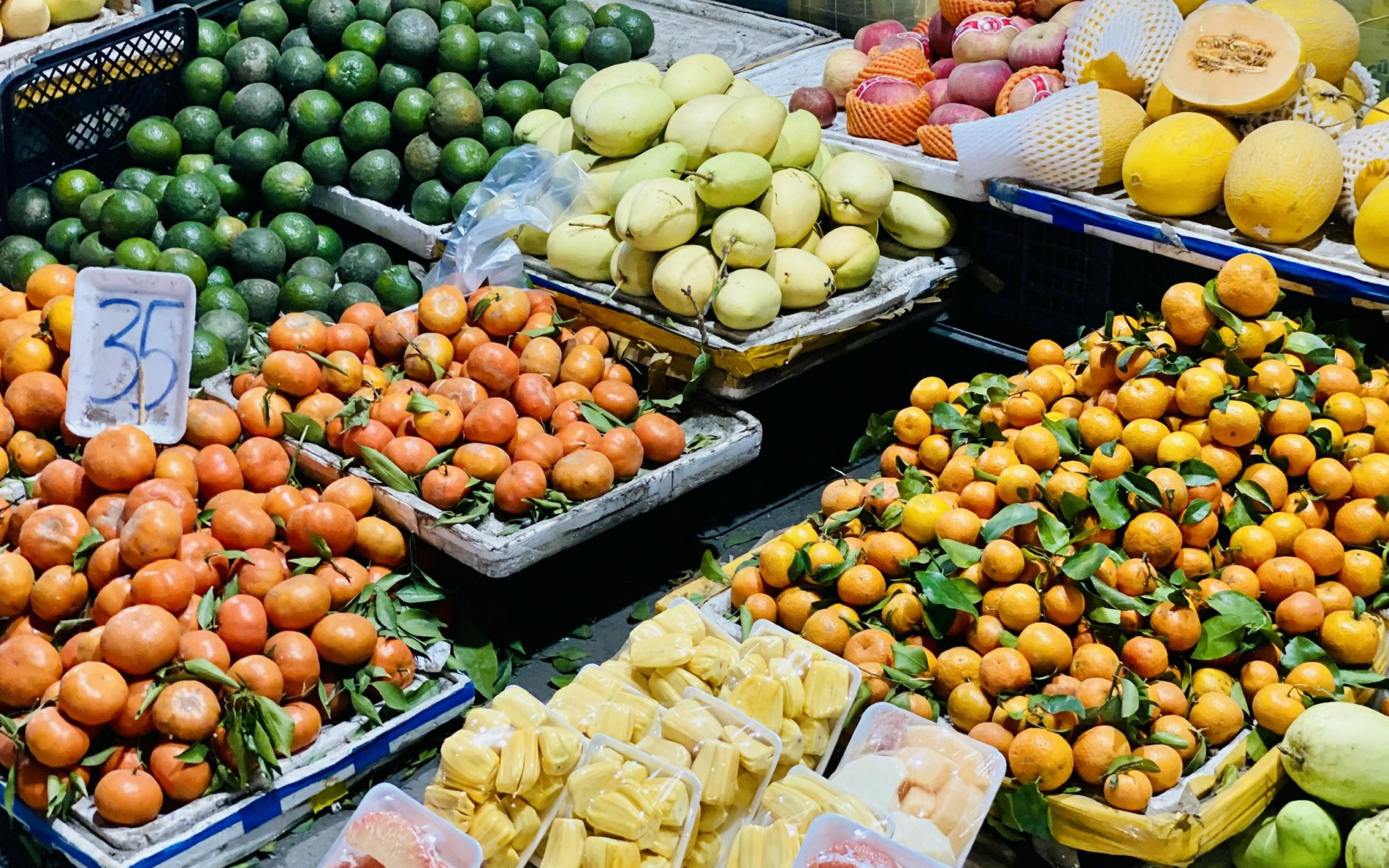 Qu&yacute;t gi&aacute; rẻ b&aacute;n đầy thị trường, tiểu thương bật m&iacute; &lsquo;b&iacute; k&iacute;p&rsquo; ph&acirc;n biệt h&agrave;ng Việt Nam v&agrave; h&agrave;ng Trung Quốc