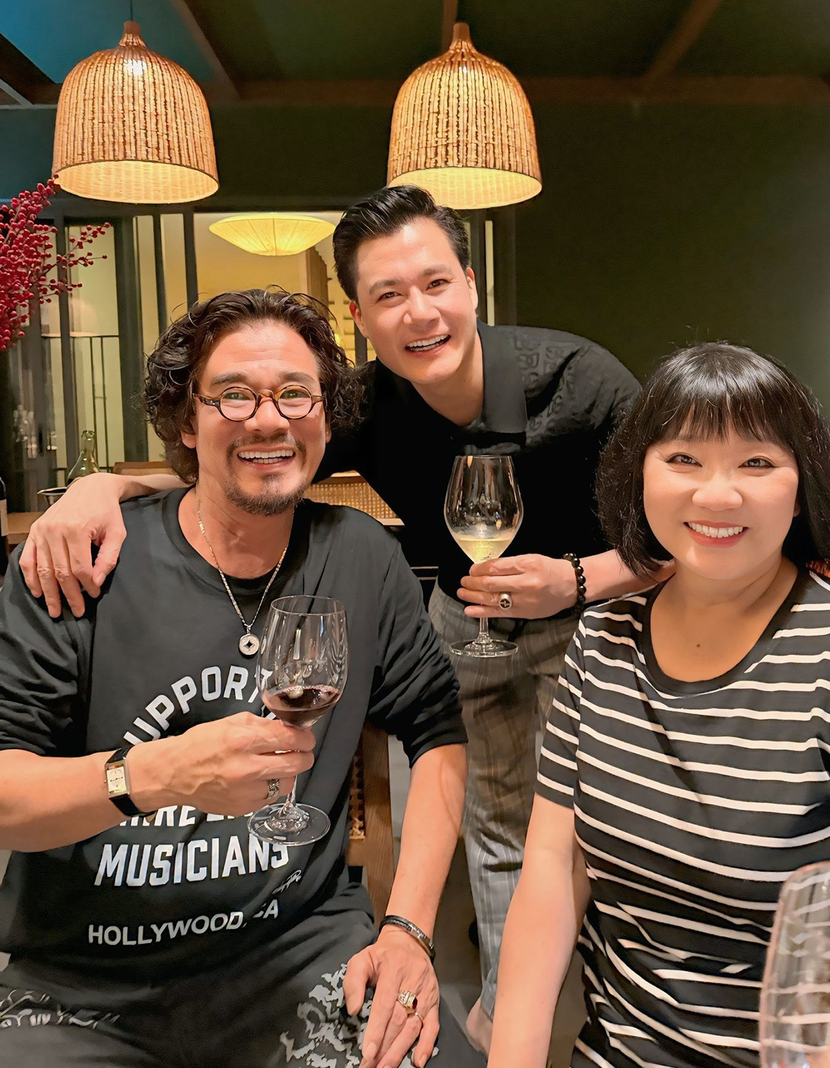 Quang Dũng mở tiệc ấm c&uacute;ng tại biệt thự 400 m2 ở TP HCM - Ảnh 1.