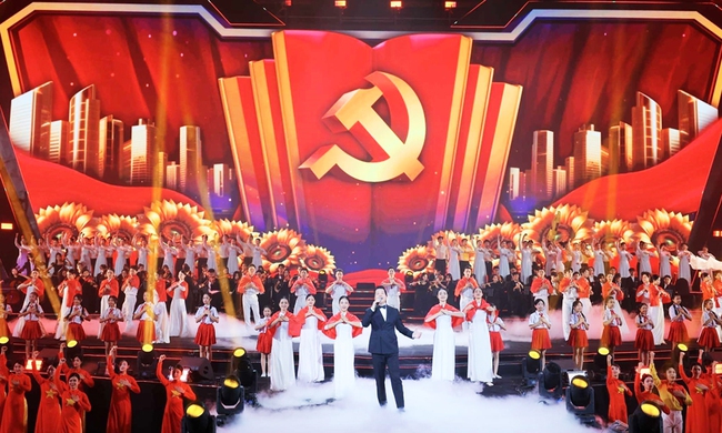 Những nghệ sĩ nổi bật biểu diễn tại Chương tr&igrave;nh Dưới l&aacute; cờ vẻ vang của Đảng - Ảnh 1.