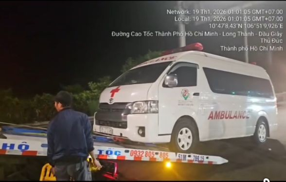 Xe cứu thương kh&ocirc;ng chở bệnh nh&acirc;n bị phạt 77 triệu đồng tr&ecirc;n cao tốc - Ảnh 1.