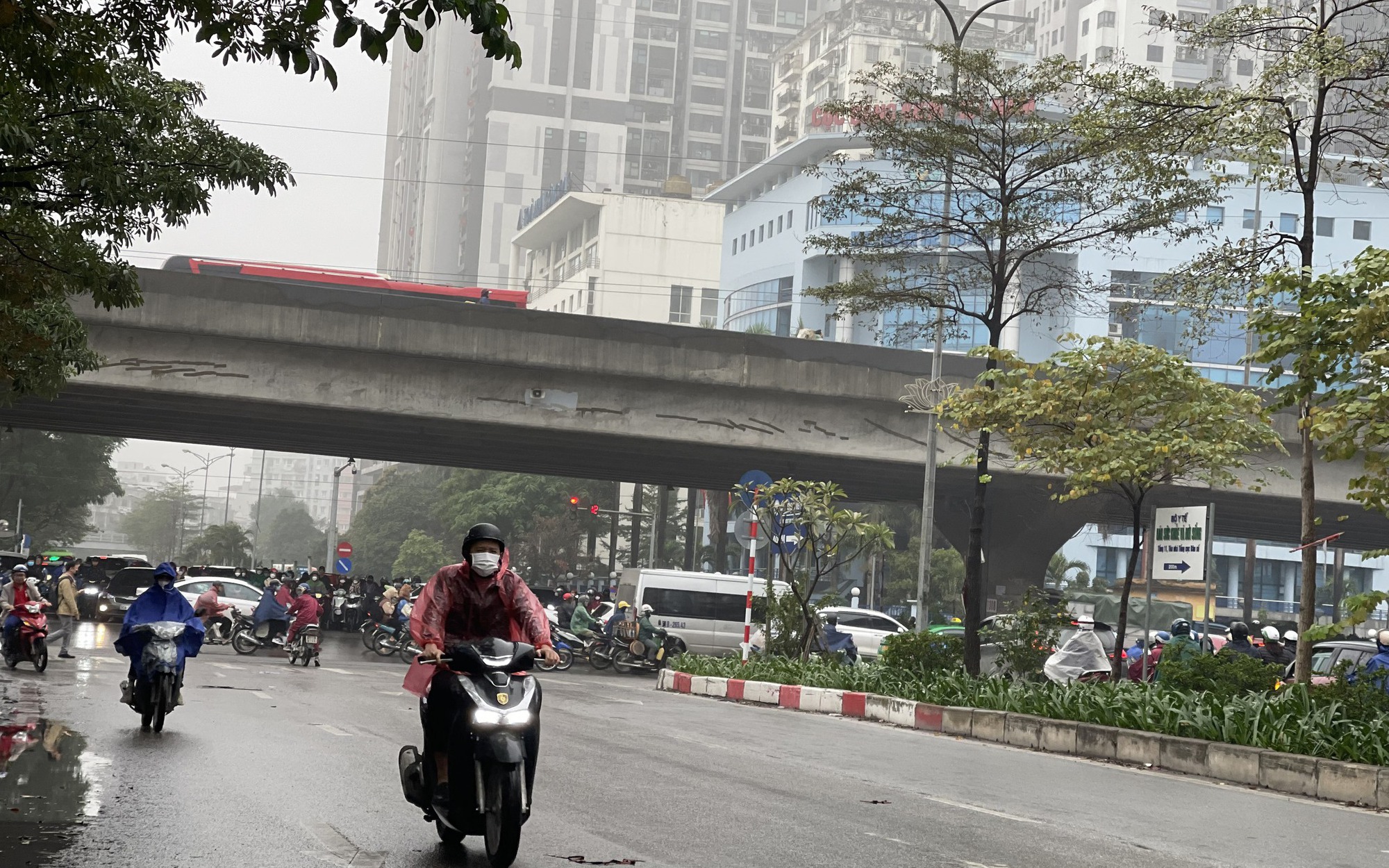 Khối kh&ocirc;ng kh&iacute; lạnh mạnh tăng cường tr&agrave;n về, thời tiết H&agrave; Nội v&agrave; miền Bắc c&oacute; mưa, r&eacute;t đậm?