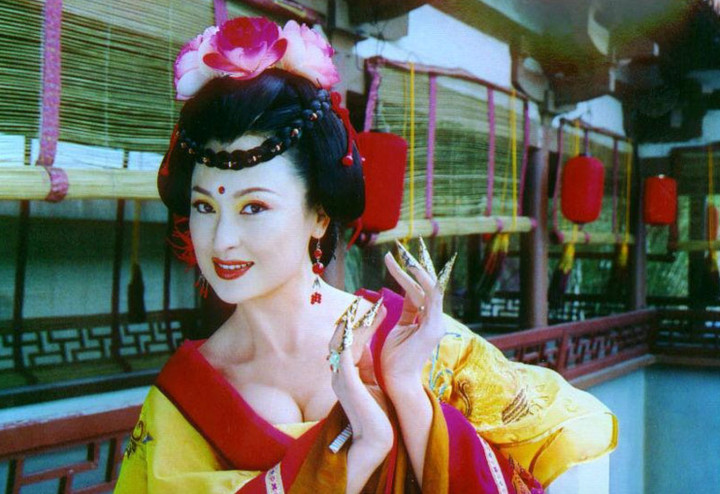 Mỹ nh&acirc;n gợi cảm nhất 'Thi&ecirc;n long b&aacute;t bộ': Bỏ showbiz cưới tỷ ph&uacute;, vi&ecirc;n m&atilde;n U60 - Ảnh 3.