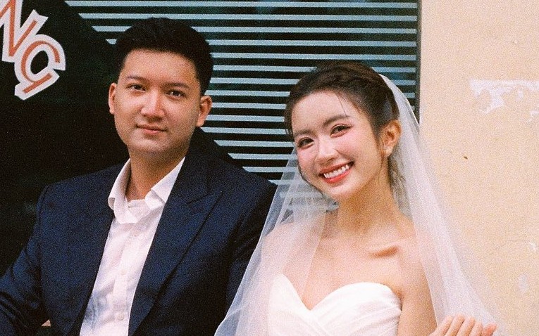 Ch&aacute;u d&acirc;u NSƯT Ch&iacute; Trung g&acirc;y thương nhớ trong bộ ảnh &aacute;o d&agrave;i Tết 2026 - Ảnh 1.