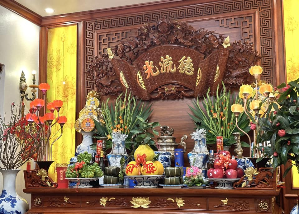 Bàn thờ gia tiên trang nghiêm theo phong tục Việt Nam