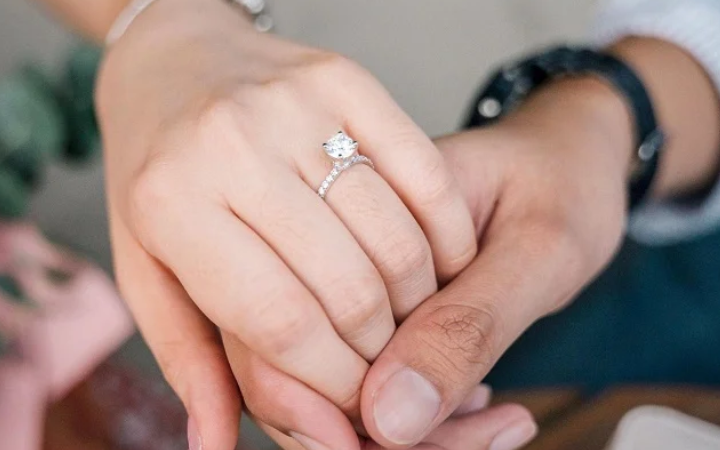 Năm 2026 nên mua nhẫn cầu hôn vàng hay bạc?