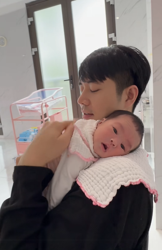 Ph&ugrave;ng Đức Hiếu v&agrave; th&ugrave;y Linh mừng con g&aacute;i đầy th&aacute;ng , khoảnh khắc ấm &aacute;p gia đ&igrave;nh - Ảnh 4.