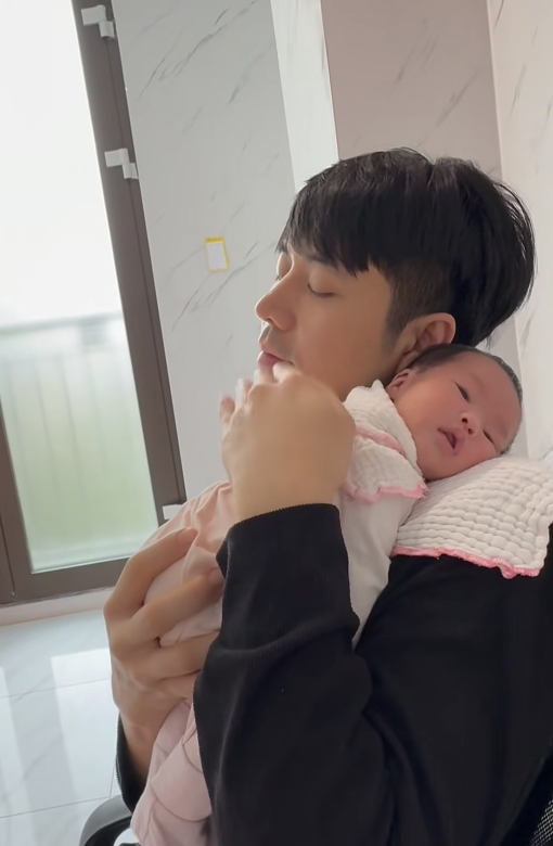 Ph&ugrave;ng Đức Hiếu v&agrave; th&ugrave;y Linh mừng con g&aacute;i đầy th&aacute;ng , khoảnh khắc ấm &aacute;p gia đ&igrave;nh - Ảnh 5.