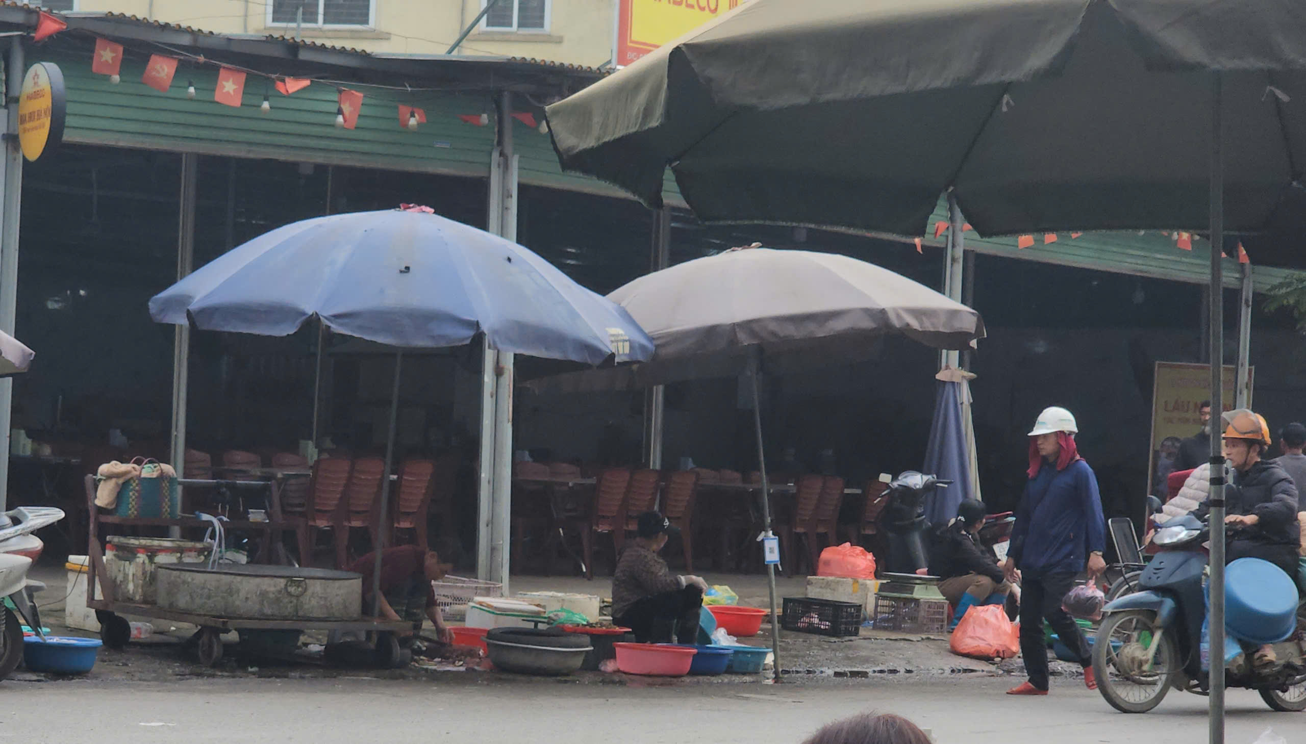 Chợ c&oacute;c ng&otilde; 70 Nguyễn Ho&agrave;ng Bất chấp cấm , &ocirc; nhiễm m&ocirc;i trường sống - Ảnh 5.