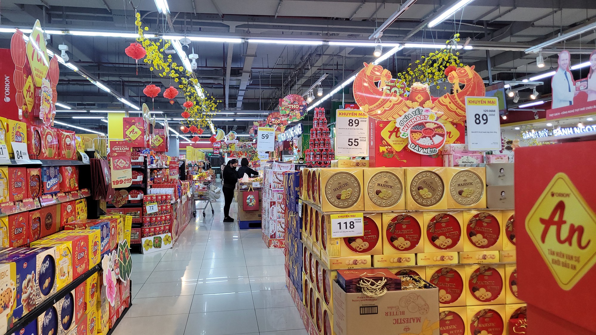 H&agrave;ng Tết giảm gi&aacute; l&ecirc;n đến 40 % bảo vệ người ti&ecirc;u d&ugrave;ng trong m&ugrave;a mua sắm Tết 2026 - Ảnh 12.