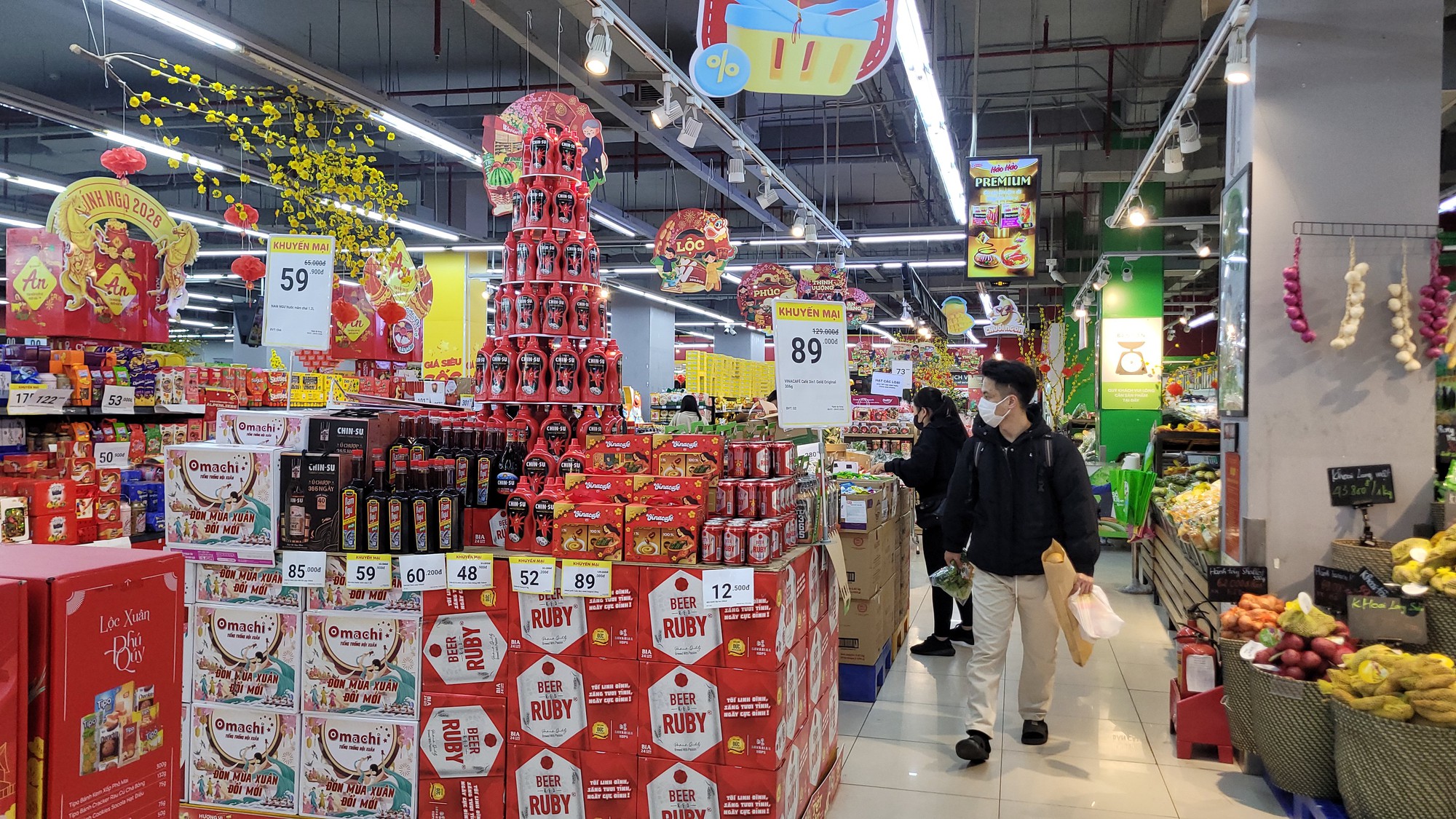 H&agrave;ng Tết giảm gi&aacute; l&ecirc;n đến 40 % bảo vệ người ti&ecirc;u d&ugrave;ng trong m&ugrave;a mua sắm Tết 2026 - Ảnh 3.