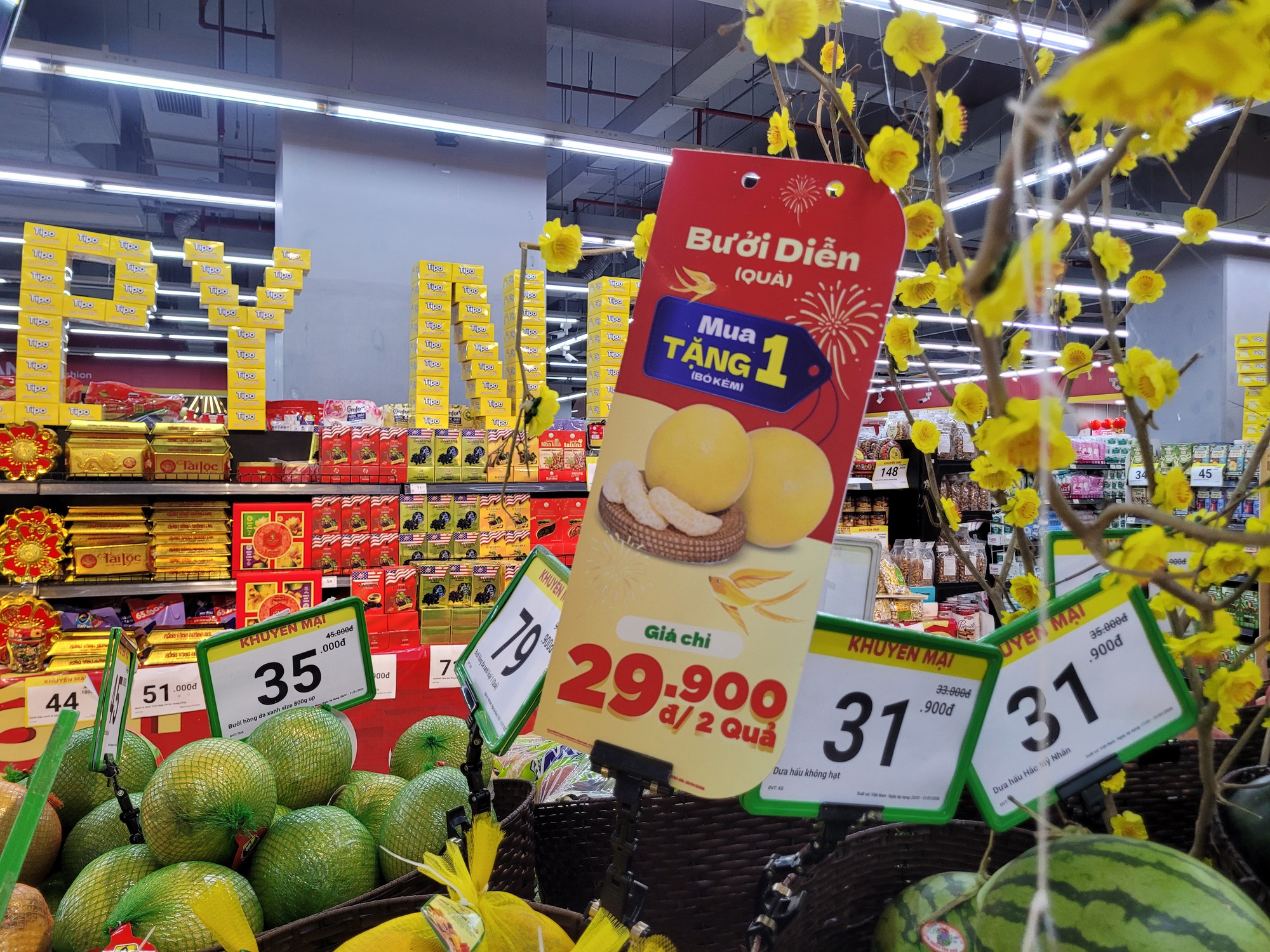 H&agrave;ng Tết giảm gi&aacute; l&ecirc;n đến 40 % bảo vệ người ti&ecirc;u d&ugrave;ng trong m&ugrave;a mua sắm Tết 2026 - Ảnh 11.