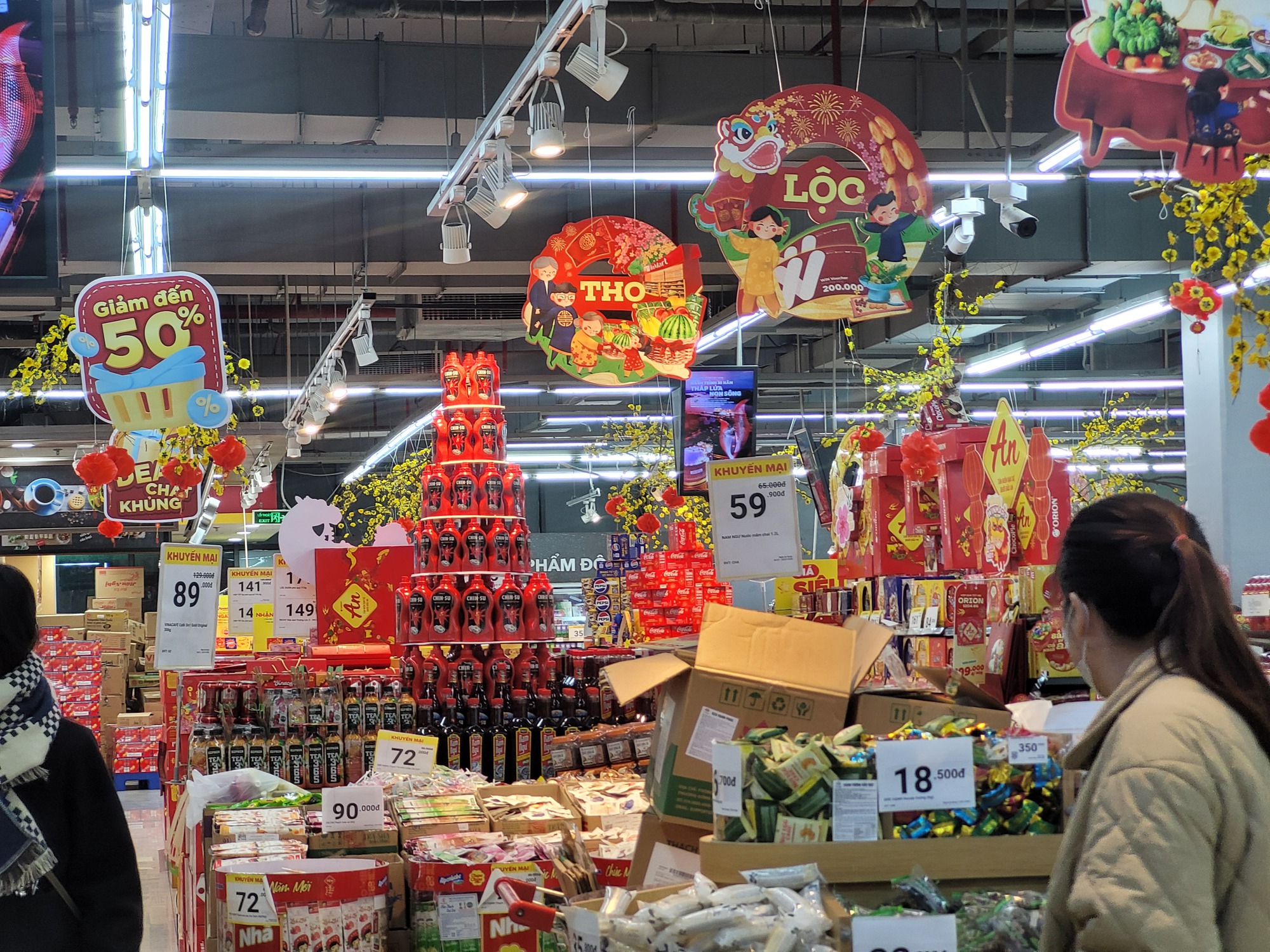 H&agrave;ng Tết giảm gi&aacute; l&ecirc;n đến 40 % bảo vệ người ti&ecirc;u d&ugrave;ng trong m&ugrave;a mua sắm Tết 2026 - Ảnh 10.