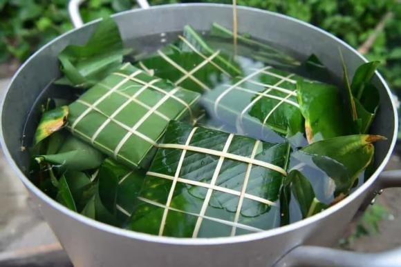 Mẹo luộc b&aacute;nh chưng xanh tự nhi&ecirc;n, b&ecirc;n trong ch&iacute;n mềm, thơm ngon chuẩn vị - Ảnh 3.