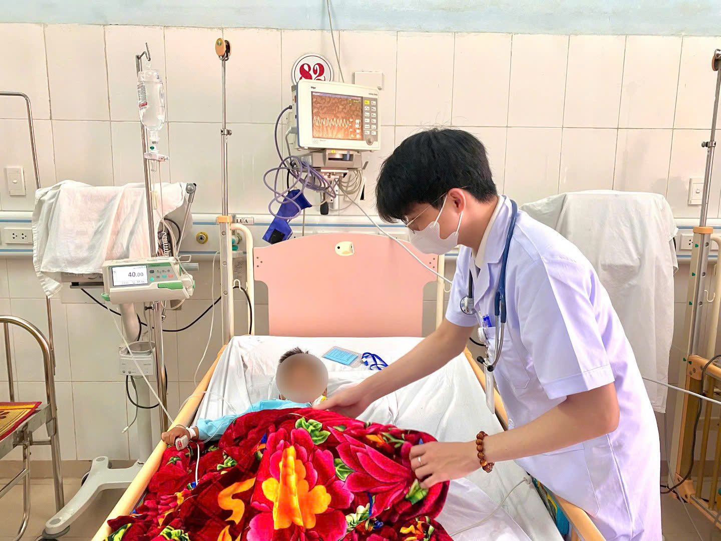 Tự lấy thuốc của người lớn rồi c&ugrave;ng nhau uống, 3 trẻ phải nhập viện, b&aacute;c sĩ đưa ra khuyến c&aacute;o quan trọng- Ảnh 1.