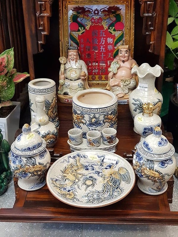 Những ki&ecirc;ng kỵ khi lau dọn b&agrave;n thờ Thần t&agrave;i cuối năm cần biết - Ảnh 2.