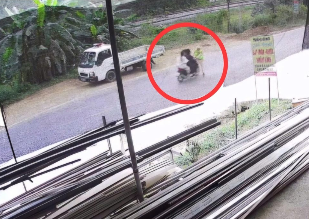 Danh tính 3 người trên xe máy tông trọng thương CSGT ở Quảng Trị - Ảnh 1.