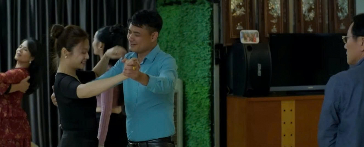 &Ocirc;ng Phi ghen khi chứng kiến b&agrave; &Aacute;nh th&acirc;n thiết với học vi&ecirc;n nam - Ảnh 1.