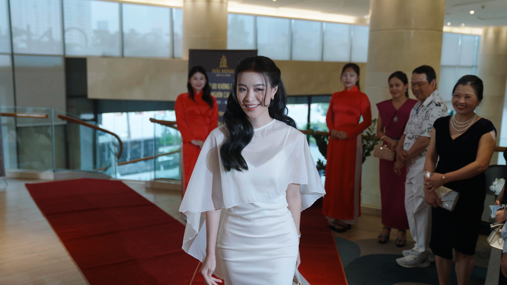 Lời hứa đầu ti&ecirc;n: Kh&aacute;m ph&aacute; g&oacute;c khuất cuộc sống hoa hậu trong Miniseries mới - Ảnh 3.