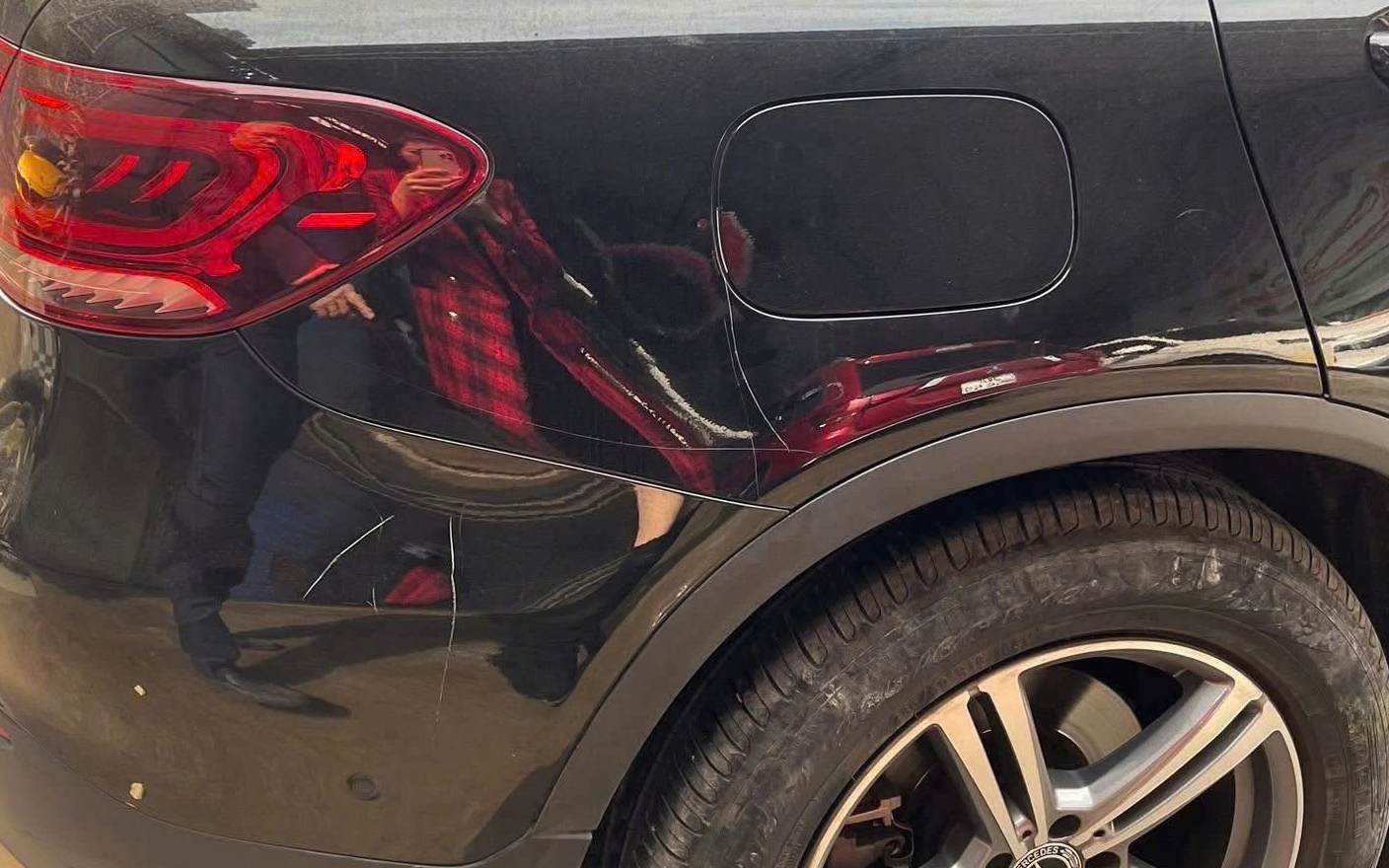 H&agrave; Nội: Đỗ xe đi ăn tối, chủ xe Mercedes "kh&oacute;c r&ograve;ng" v&igrave; xe bị c&agrave;o xước, đập ph&aacute;