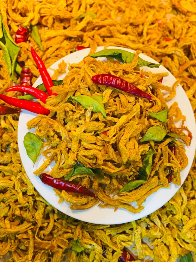 Mẹ đảm m&aacute;ch c&ocirc;ng thức l&agrave;m kh&ocirc; g&agrave; l&aacute; chanh th&agrave;nh c&ocirc;ng ngay lần đầu - Ảnh 7.