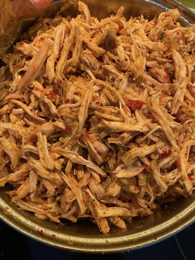 Mẹ đảm m&aacute;ch c&ocirc;ng thức l&agrave;m kh&ocirc; g&agrave; l&aacute; chanh th&agrave;nh c&ocirc;ng ngay lần đầu - Ảnh 4.