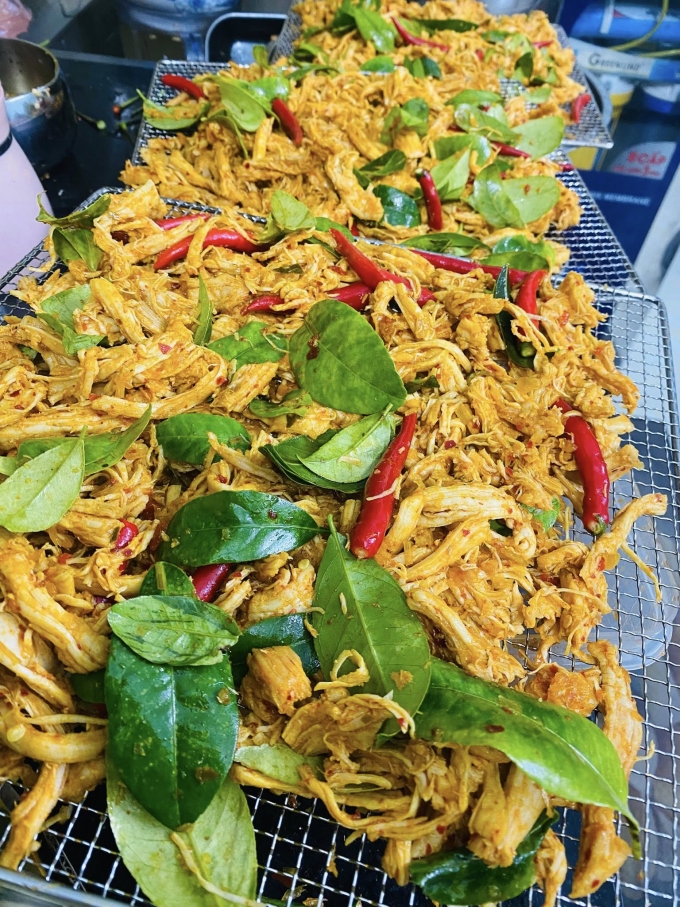 Mẹ đảm m&aacute;ch c&ocirc;ng thức l&agrave;m kh&ocirc; g&agrave; l&aacute; chanh th&agrave;nh c&ocirc;ng ngay lần đầu - Ảnh 6.