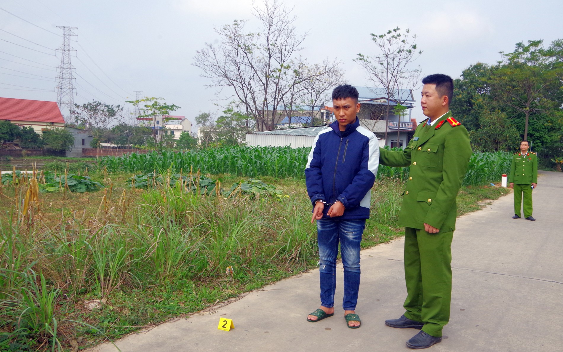 Uống rượu say, gã thanh niên hiếp dâm bé gái hàng xóm, rồi chém bố đẻ nạn nhân - Ảnh 2.