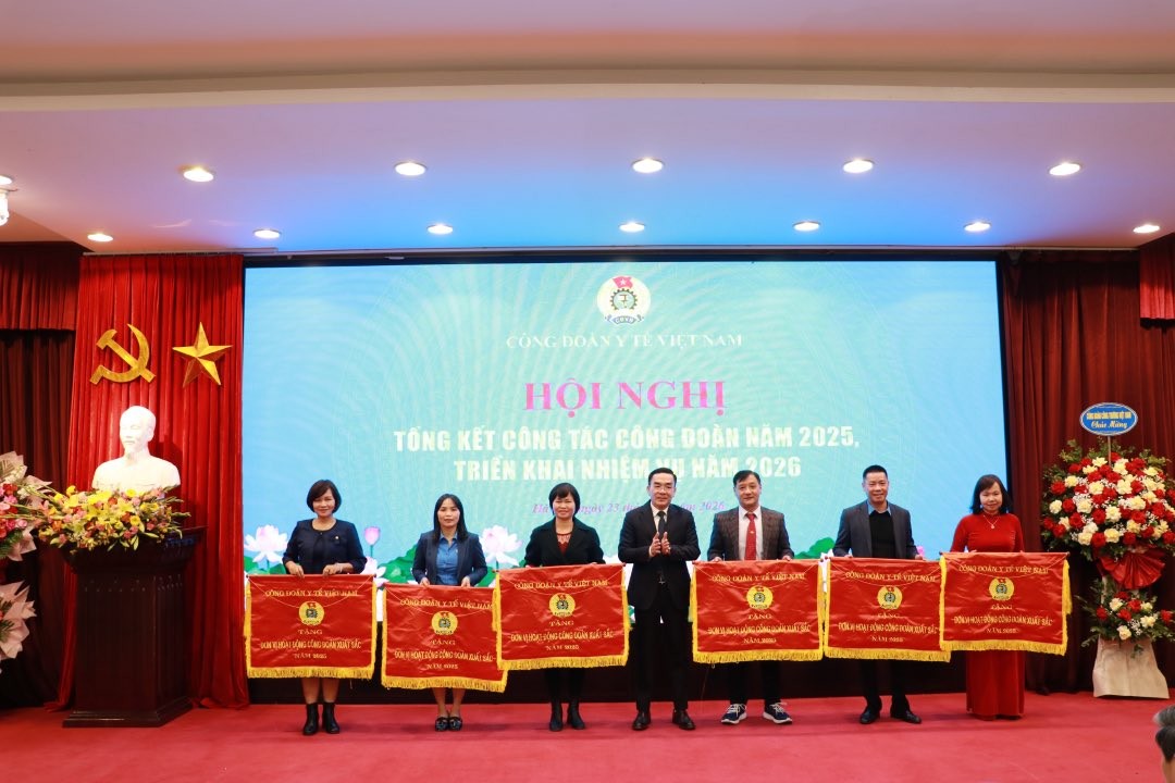 C&ocirc;ng đo&agrave;n chủ động tham gia x&acirc;y dựng, gi&aacute;m s&aacute;t thực hiện ch&iacute;nh s&aacute;ch tiền lương, phụ cấp... cho c&aacute;n bộ y tế- Ảnh 4.