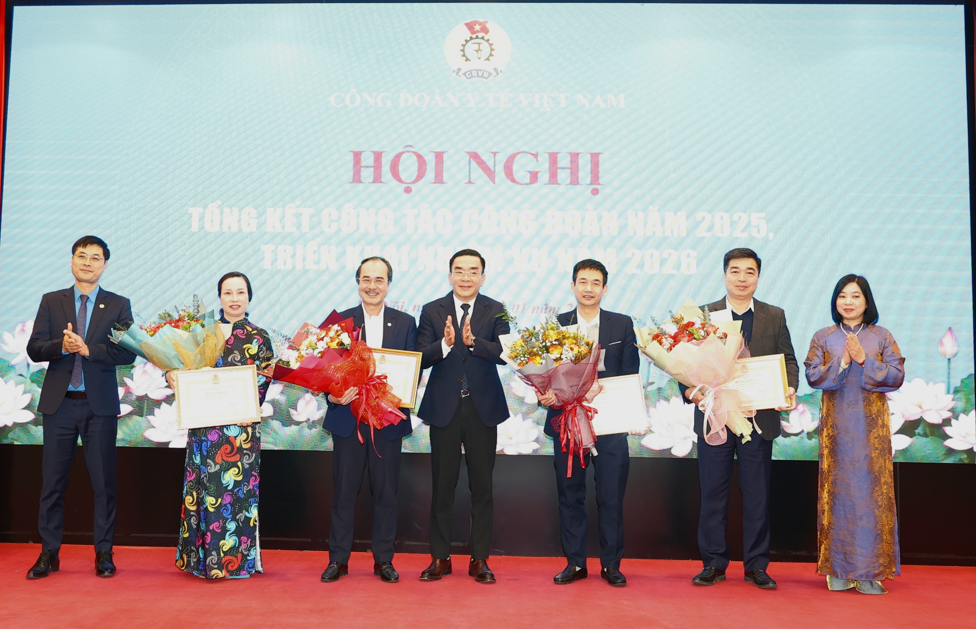 C&ocirc;ng đo&agrave;n chủ động tham gia x&acirc;y dựng, gi&aacute;m s&aacute;t thực hiện ch&iacute;nh s&aacute;ch tiền lương, phụ cấp... cho c&aacute;n bộ y tế- Ảnh 5.