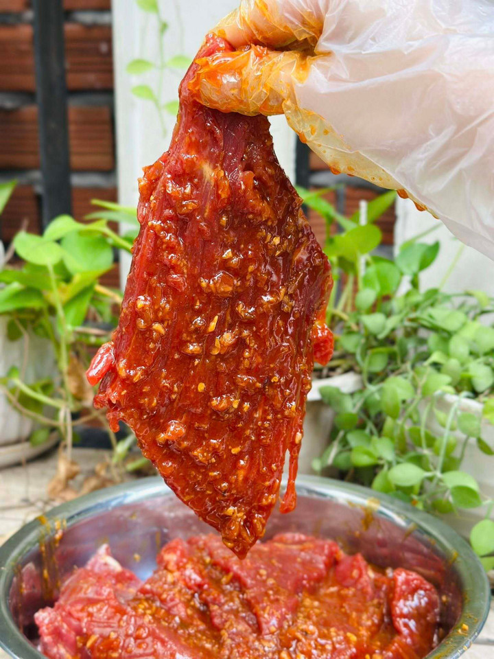 C&aacute;ch l&agrave;m kh&ocirc; b&ograve; nguy&ecirc;n miếng ăn Tết si&ecirc;u đơn giản - Ảnh 4.