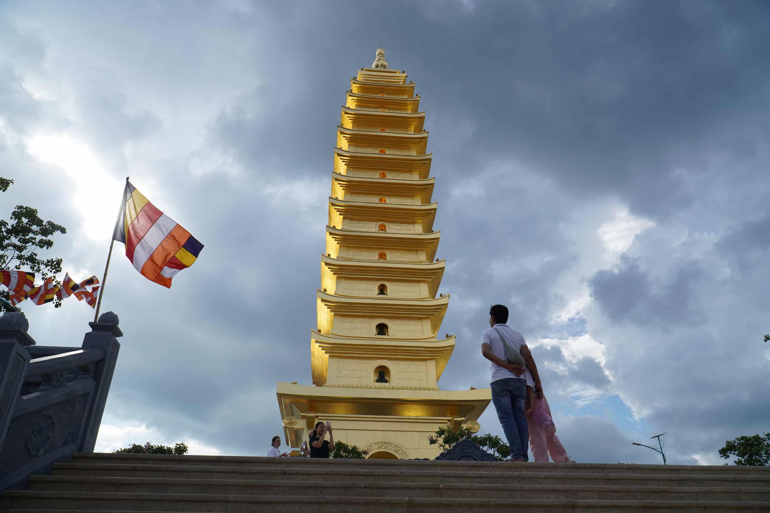 Cận cảnh ng&ocirc;i ch&ugrave;a c&oacute; bảo th&aacute;p d&aacute;t v&agrave;ng - Nơi doanh nh&acirc;n Minh Ho&agrave;ng v&agrave; &Aacute; hậu Phương Nhi l&agrave;m lễ Hằng thuận - Ảnh 4.