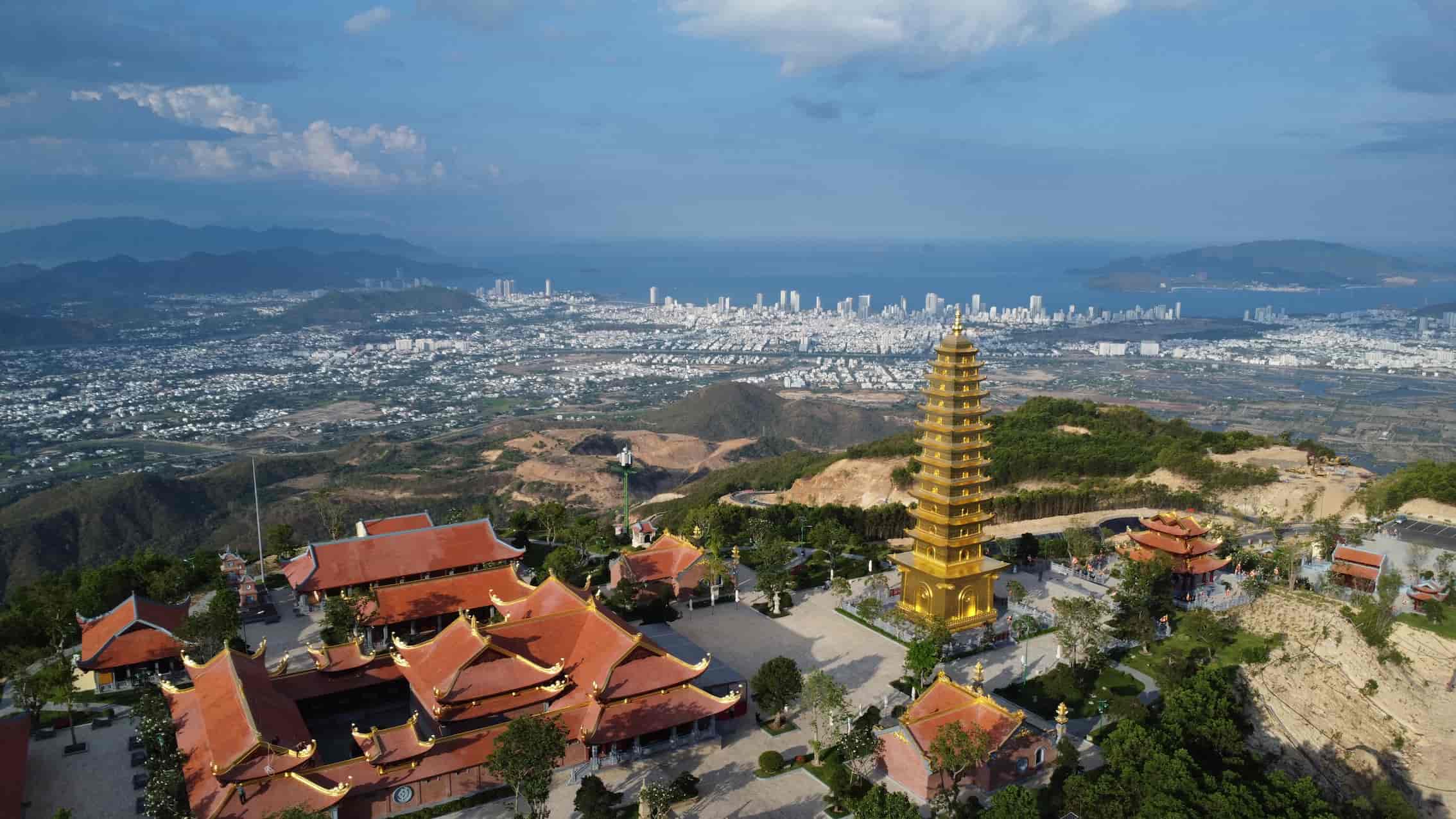 Cận cảnh ng&ocirc;i ch&ugrave;a c&oacute; bảo th&aacute;p d&aacute;t v&agrave;ng - Nơi doanh nh&acirc;n Minh Ho&agrave;ng v&agrave; &Aacute; hậu Phương Nhi l&agrave;m lễ Hằng thuận - Ảnh 7.