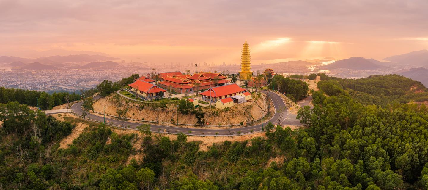 Cận cảnh ng&ocirc;i ch&ugrave;a c&oacute; bảo th&aacute;p d&aacute;t v&agrave;ng - Nơi doanh nh&acirc;n Minh Ho&agrave;ng v&agrave; &Aacute; hậu Phương Nhi l&agrave;m lễ Hằng thuận - Ảnh 8.