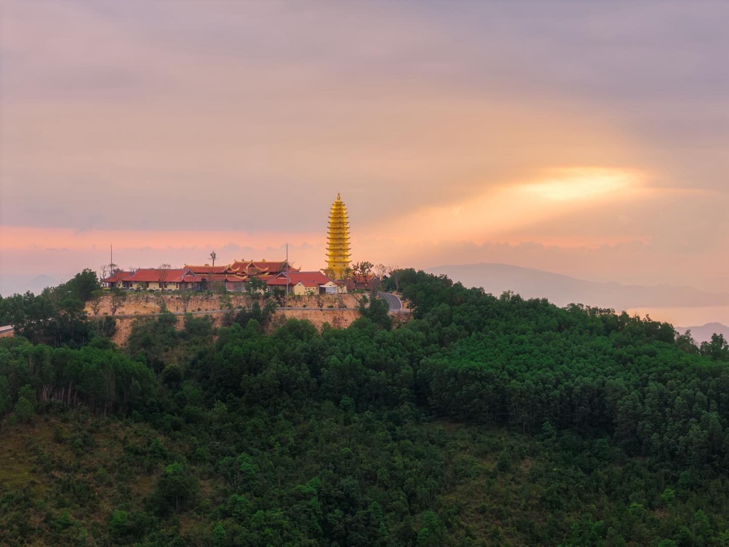 Cận cảnh ng&ocirc;i ch&ugrave;a c&oacute; bảo th&aacute;p d&aacute;t v&agrave;ng - Nơi doanh nh&acirc;n Minh Ho&agrave;ng v&agrave; &Aacute; hậu Phương Nhi l&agrave;m lễ Hằng thuận - Ảnh 9.