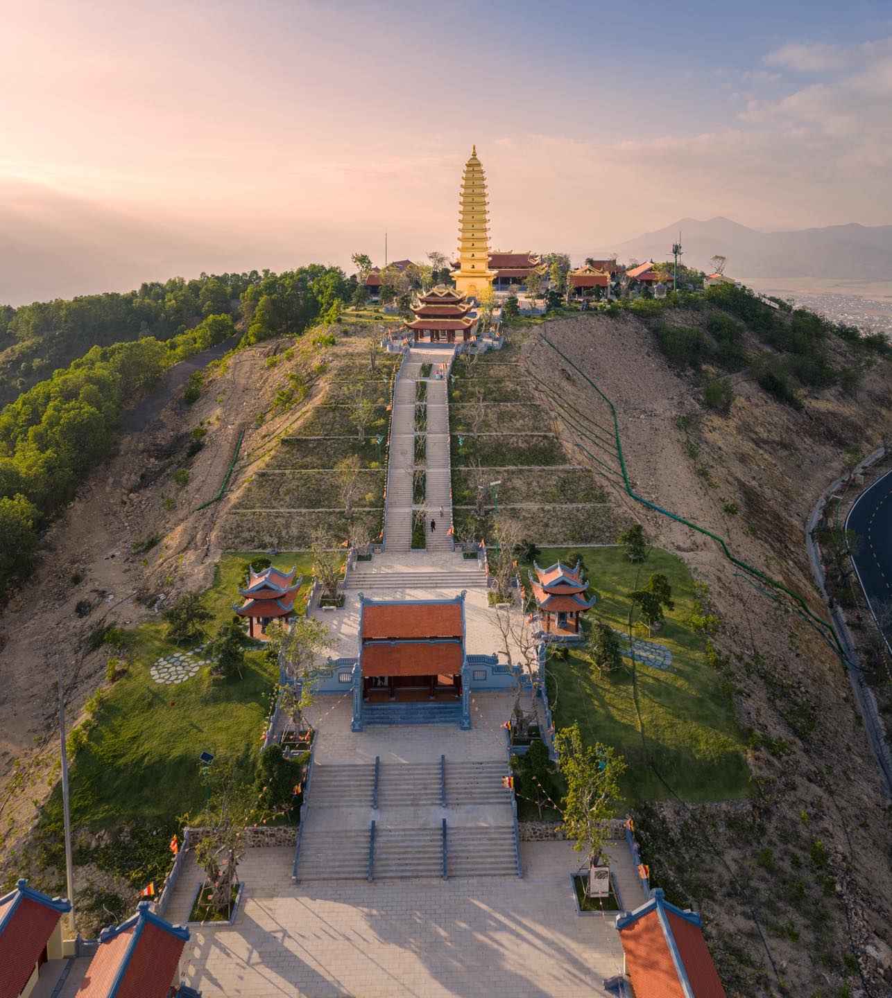Cận cảnh ng&ocirc;i ch&ugrave;a c&oacute; bảo th&aacute;p d&aacute;t v&agrave;ng - Nơi doanh nh&acirc;n Minh Ho&agrave;ng v&agrave; &Aacute; hậu Phương Nhi l&agrave;m lễ Hằng thuận - Ảnh 10.