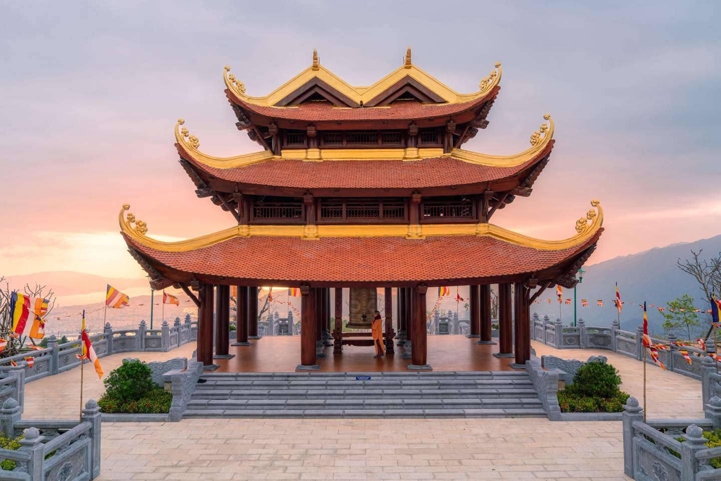 Cận cảnh ng&ocirc;i ch&ugrave;a c&oacute; bảo th&aacute;p d&aacute;t v&agrave;ng - Nơi doanh nh&acirc;n Minh Ho&agrave;ng v&agrave; &Aacute; hậu Phương Nhi l&agrave;m lễ Hằng thuận - Ảnh 6.