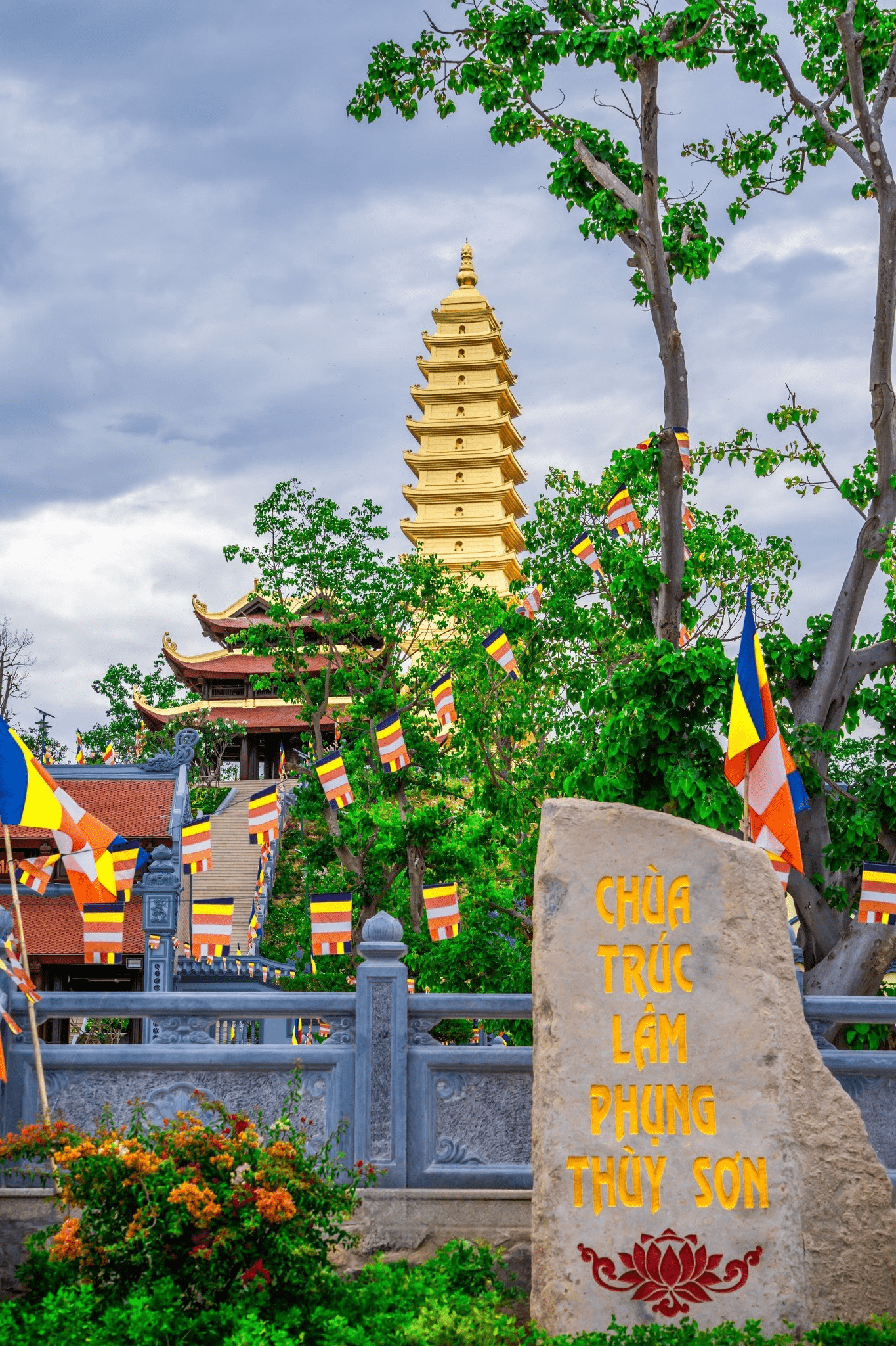 Cận cảnh ng&ocirc;i ch&ugrave;a c&oacute; bảo th&aacute;p d&aacute;t v&agrave;ng - Nơi doanh nh&acirc;n Minh Ho&agrave;ng v&agrave; &Aacute; hậu Phương Nhi l&agrave;m lễ Hằng thuận - Ảnh 5.