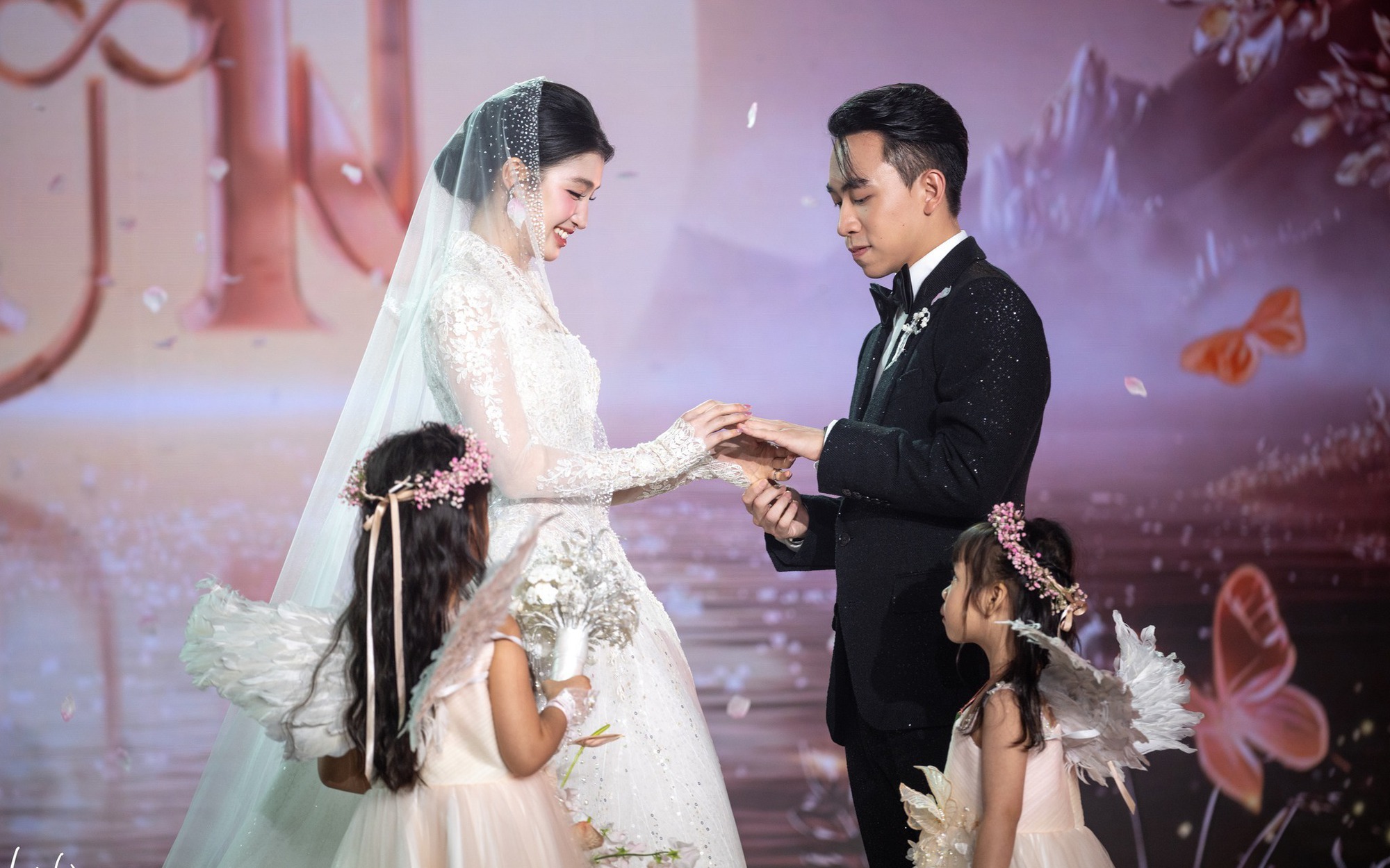 Cận cảnh ng&ocirc;i ch&ugrave;a c&oacute; bảo th&aacute;p d&aacute;t v&agrave;ng - Nơi doanh nh&acirc;n Minh Ho&agrave;ng v&agrave; &Aacute; hậu Phương Nhi l&agrave;m lễ Hằng thuận - Ảnh 16.