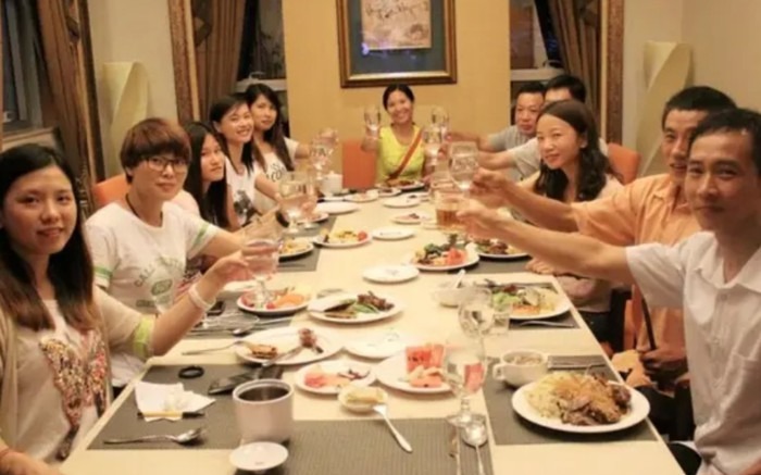 Tin nhắn ng&acirc;n h&agrave;ng đến sau buổi họp lớp khiến ch&agrave;ng trai sững sờ