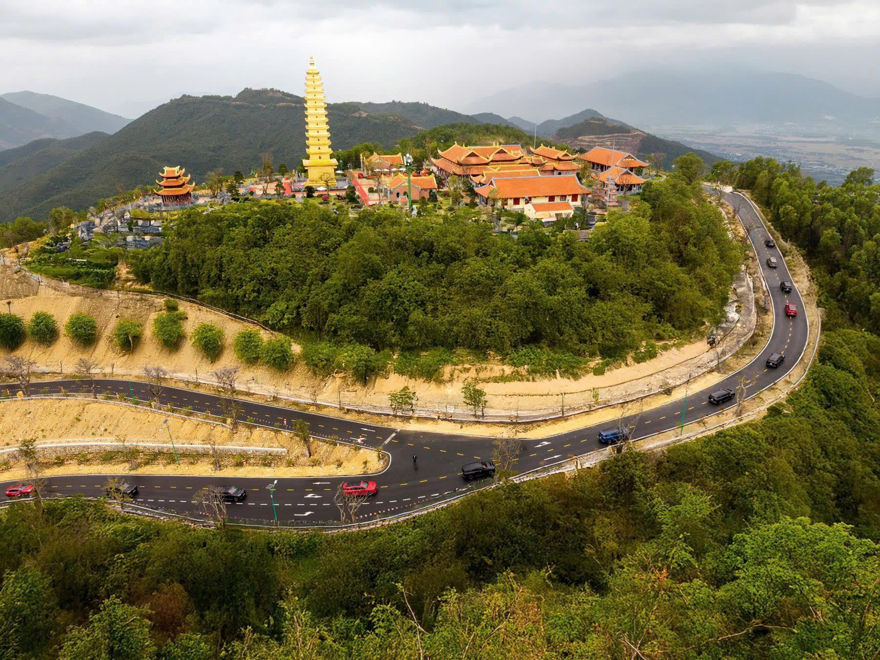 Chồng Á hậu Phương Nhi tình cảm nắm chặt tay vợ - Ảnh 5. Chồng Á hậu Phương Nhi tình cảm nắm chặt tay vợ - Ảnh 5.