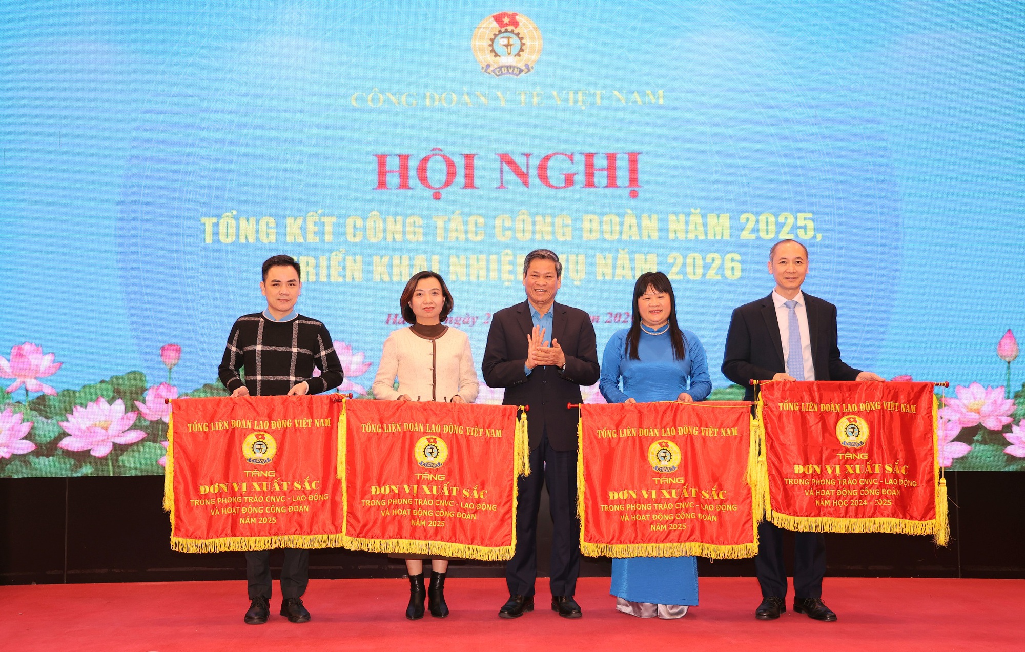 C&ocirc;ng đo&agrave;n chủ động tham gia x&acirc;y dựng, gi&aacute;m s&aacute;t thực hiện ch&iacute;nh s&aacute;ch tiền lương, phụ cấp... cho c&aacute;n bộ y tế- Ảnh 3.