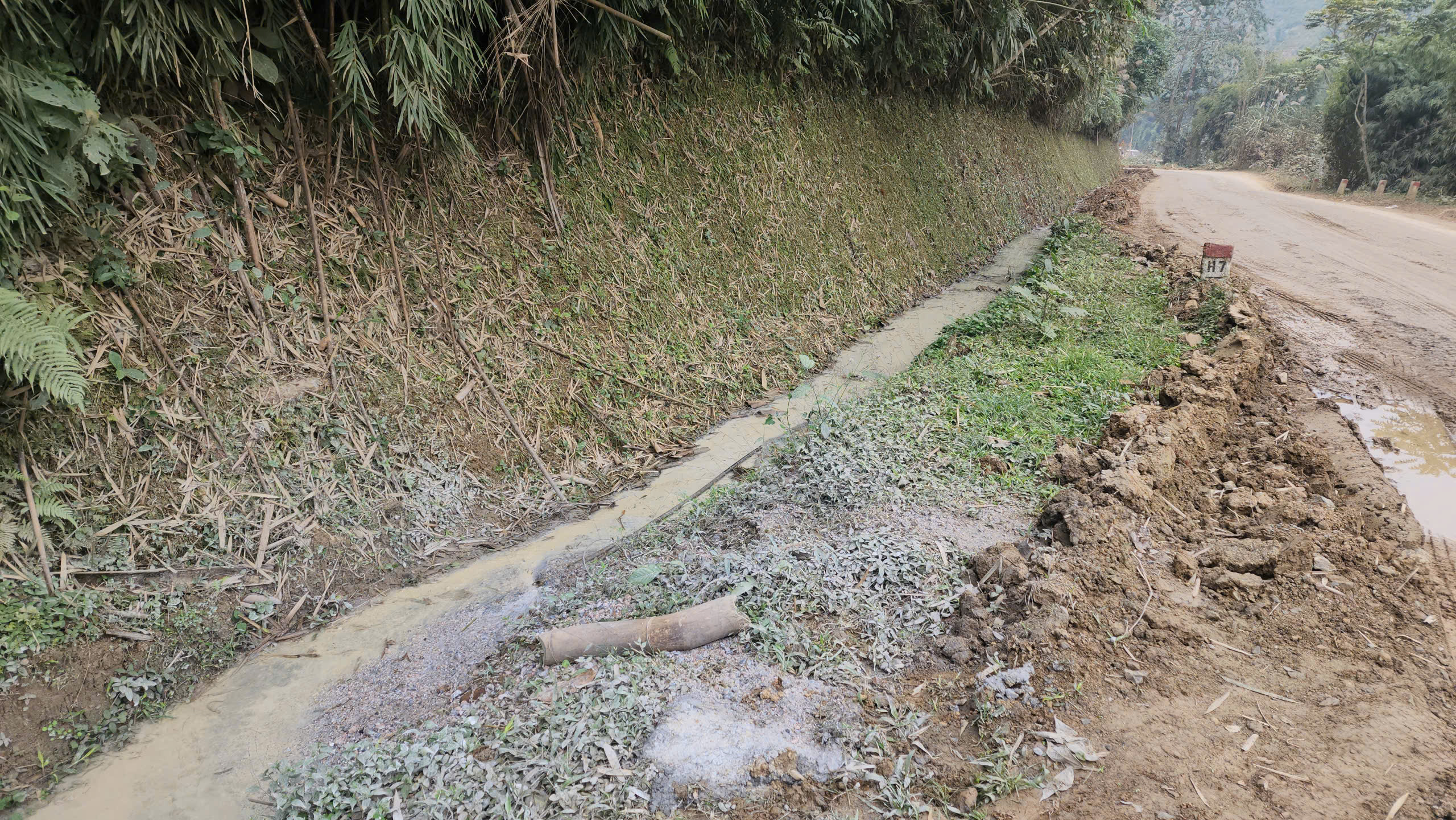 Ch&ugrave;m ảnh: Dọc tỉnh lộ 259 ở Th&aacute;i Nguy&ecirc;n đầy bụi, nước thải b&ecirc; t&ocirc;ng chảy tr&agrave;n ra m&ocirc;i trường - Ảnh 16.