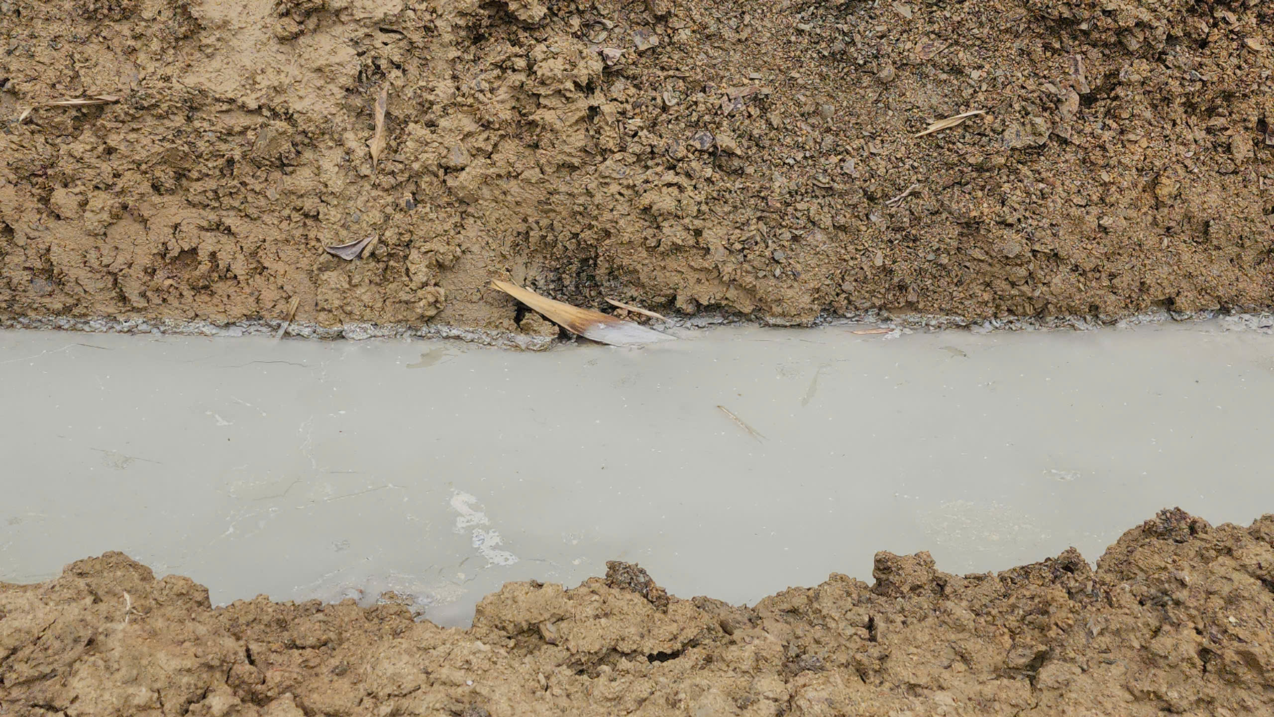 Ch&ugrave;m ảnh: Dọc tỉnh lộ 259 ở Th&aacute;i Nguy&ecirc;n đầy bụi, nước thải b&ecirc; t&ocirc;ng chảy tr&agrave;n ra m&ocirc;i trường - Ảnh 14.