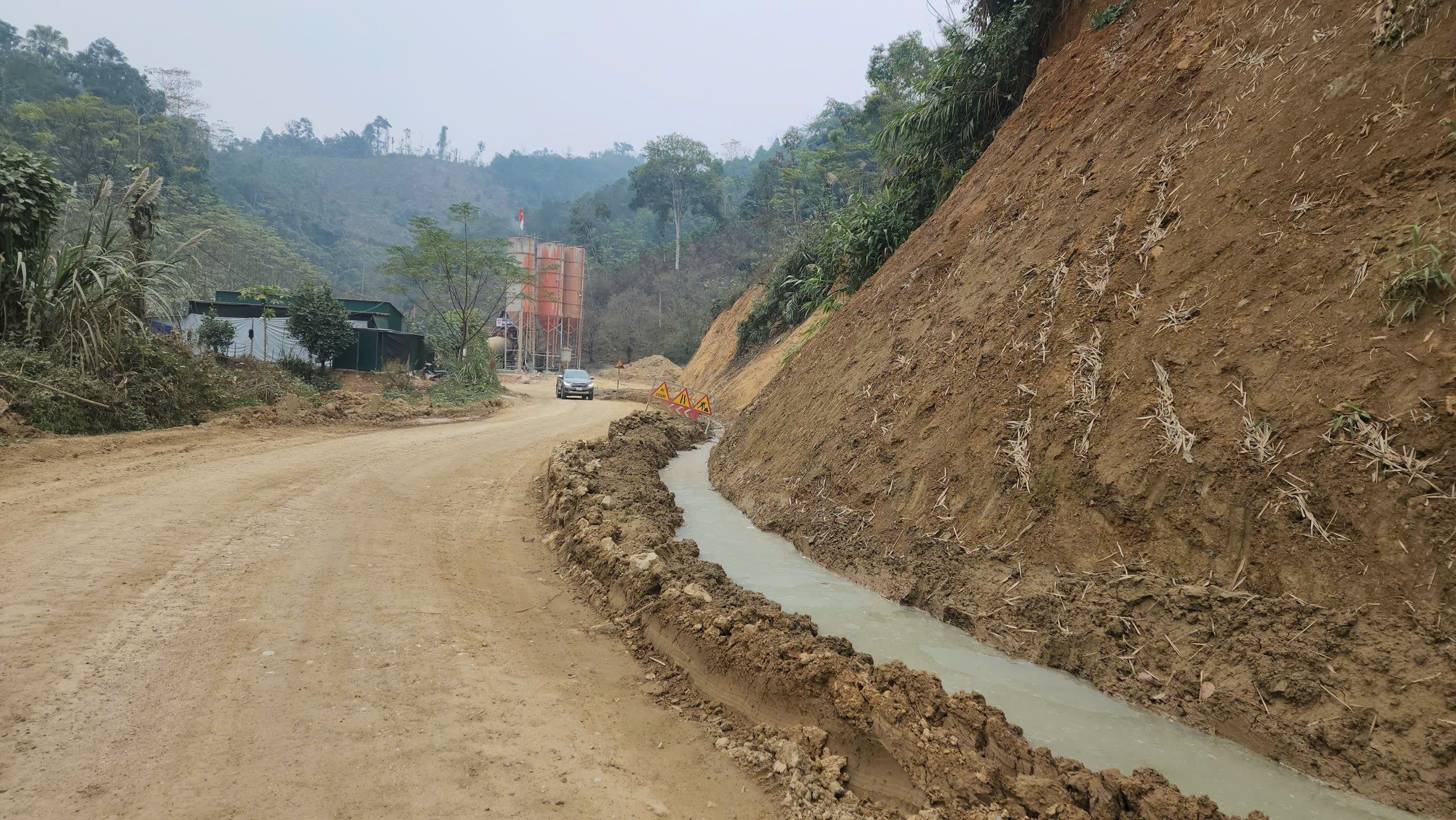 Ch&ugrave;m ảnh: Dọc tỉnh lộ 259 ở Th&aacute;i Nguy&ecirc;n đầy bụi, nước thải b&ecirc; t&ocirc;ng chảy tr&agrave;n ra m&ocirc;i trường - Ảnh 15.