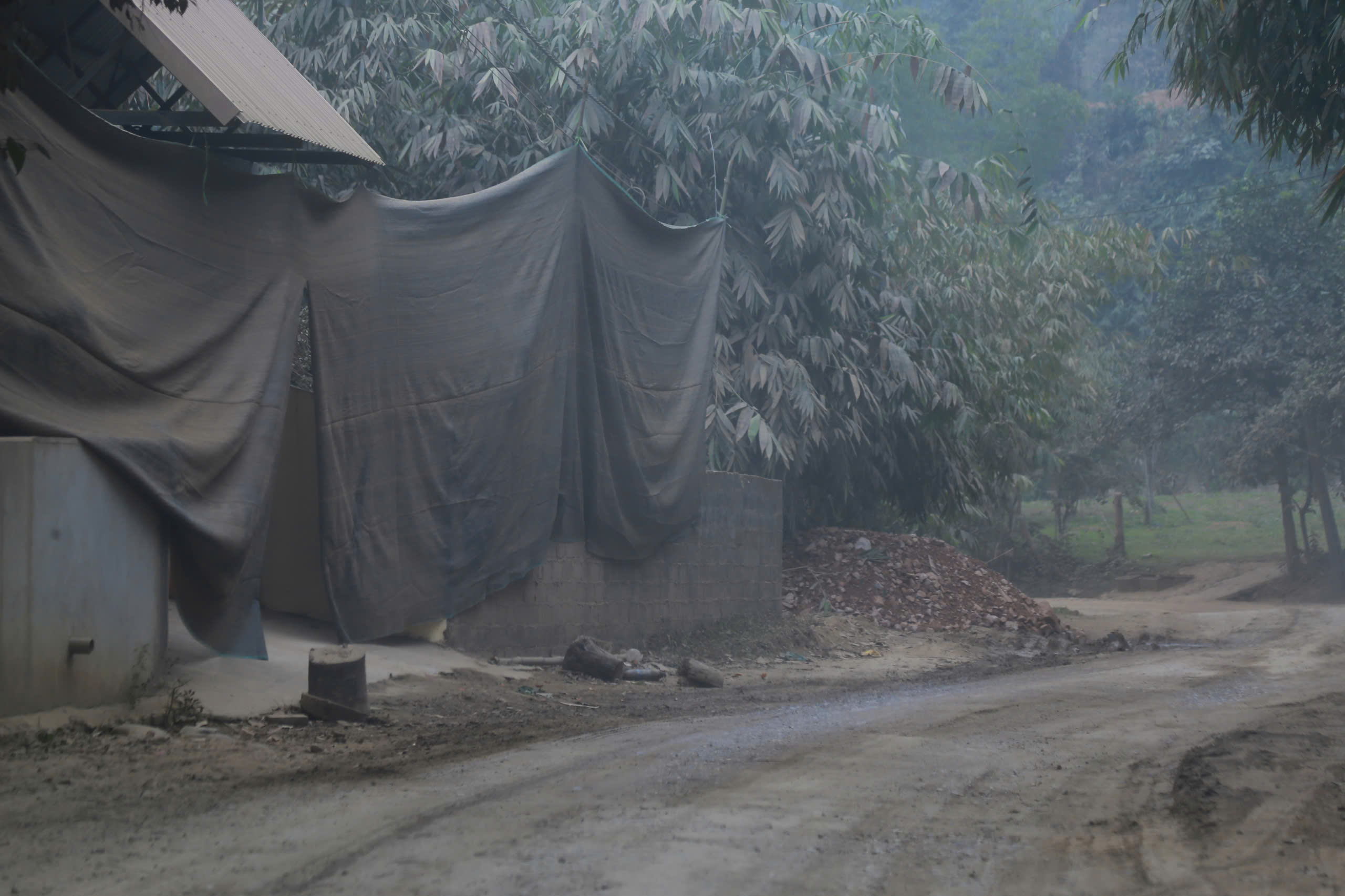 Ch&ugrave;m ảnh: Dọc tỉnh lộ 259 ở Th&aacute;i Nguy&ecirc;n đầy bụi, nước thải b&ecirc; t&ocirc;ng chảy tr&agrave;n ra m&ocirc;i trường - Ảnh 7.