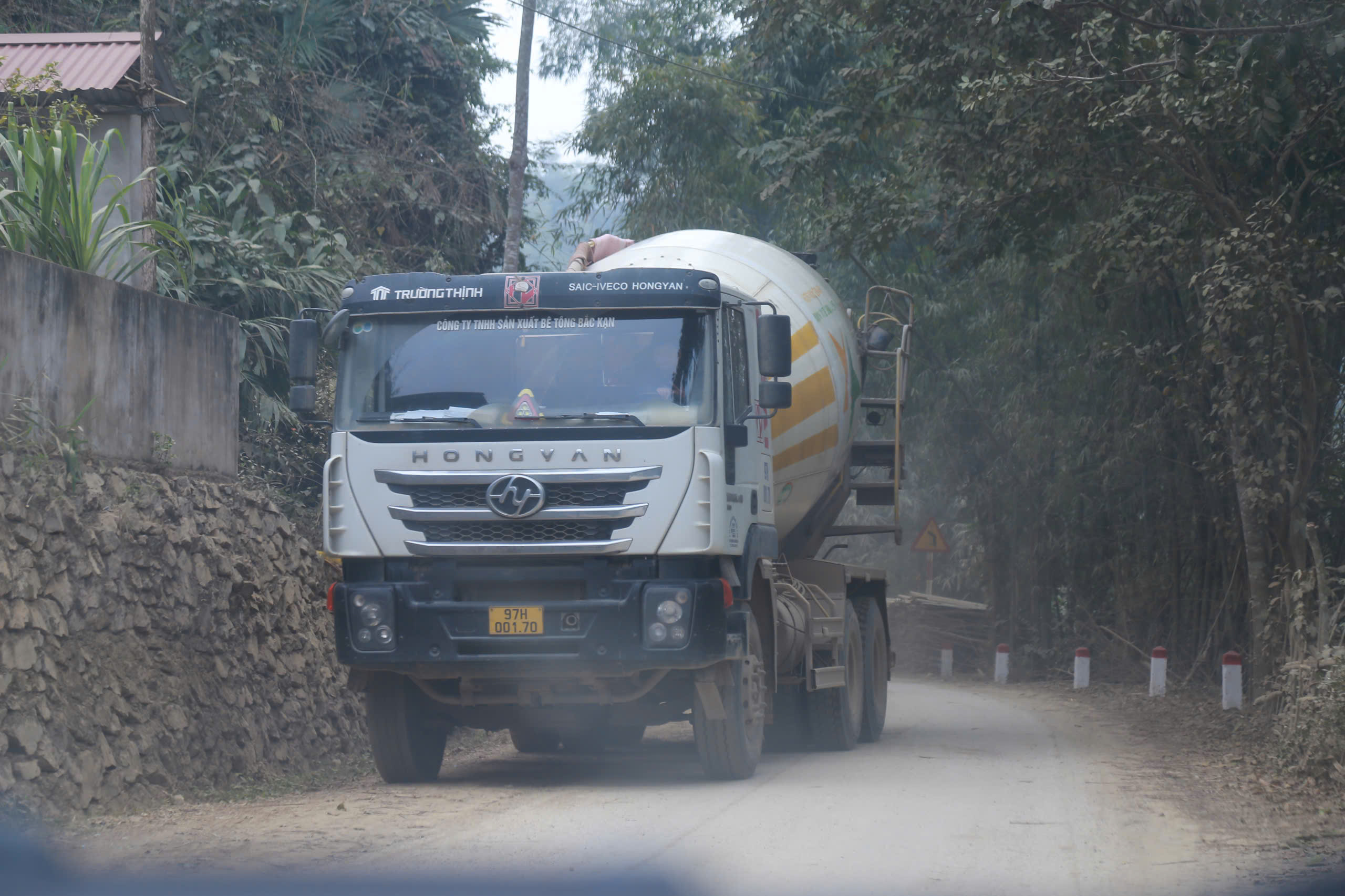 Ch&ugrave;m ảnh: Dọc tỉnh lộ 259 ở Th&aacute;i Nguy&ecirc;n đầy bụi, nước thải b&ecirc; t&ocirc;ng chảy tr&agrave;n ra m&ocirc;i trường - Ảnh 5.