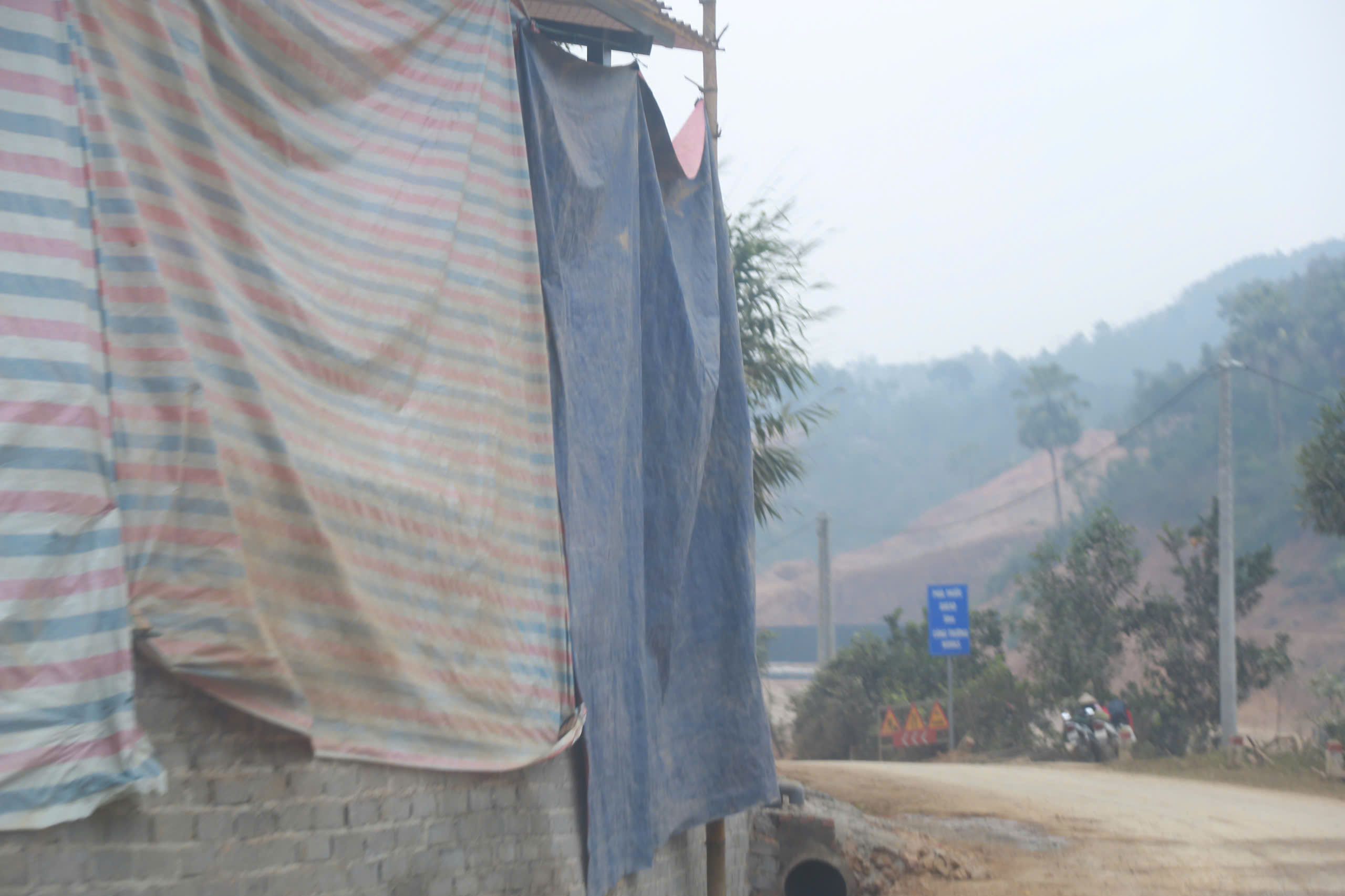 Ch&ugrave;m ảnh: Dọc tỉnh lộ 259 ở Th&aacute;i Nguy&ecirc;n đầy bụi, nước thải b&ecirc; t&ocirc;ng chảy tr&agrave;n ra m&ocirc;i trường - Ảnh 9.